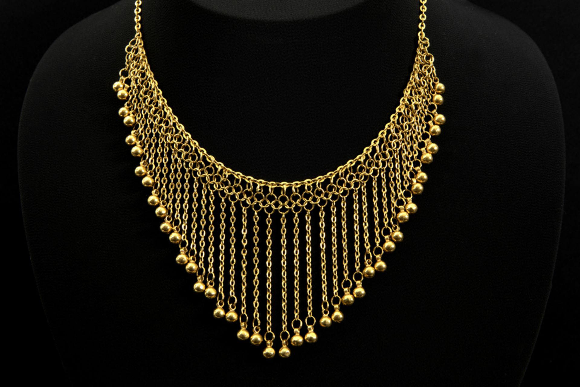 necklace in yellow gold (18 carat) || Collier in geelgoud (18 karaat) met een sierstuk met floches -