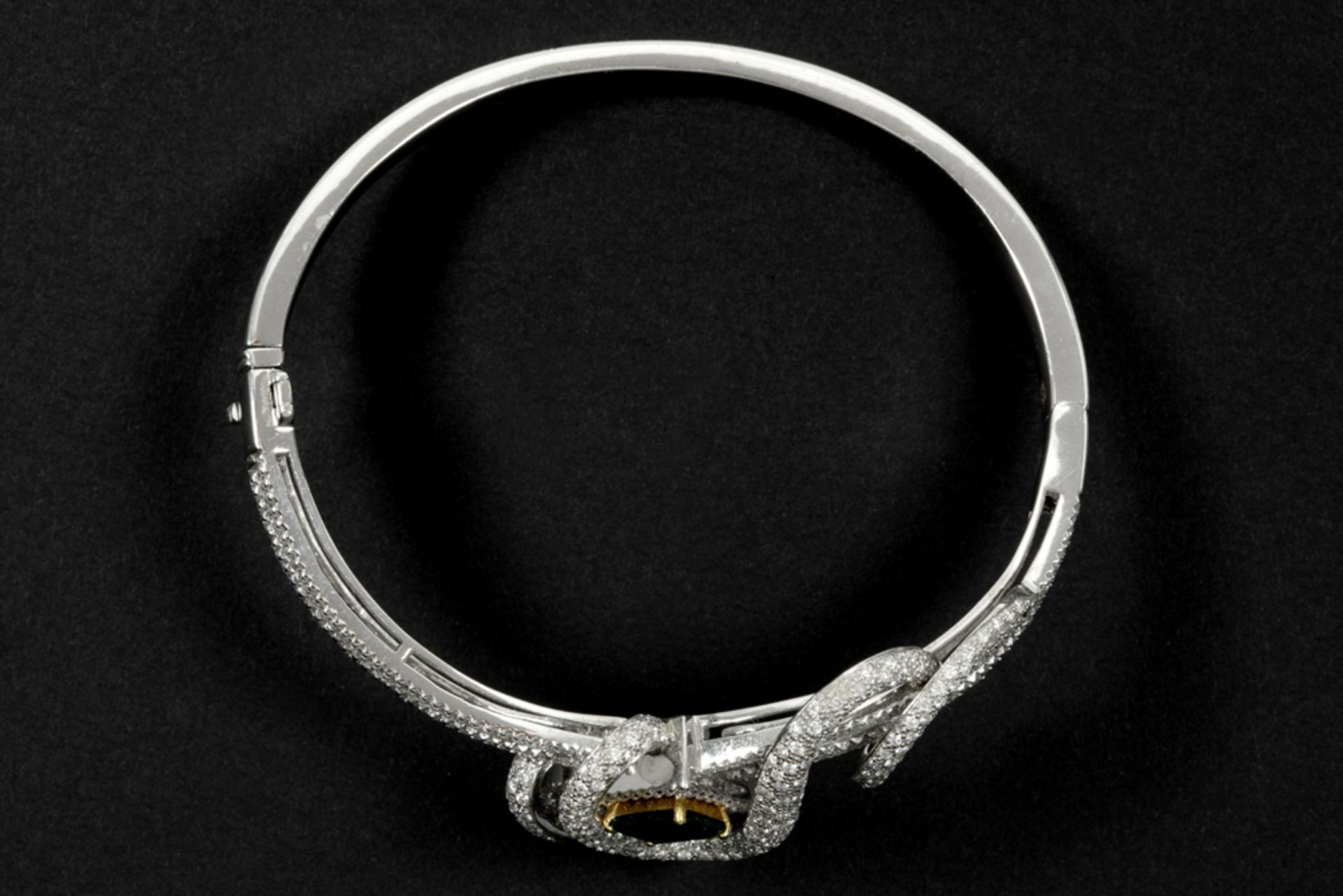 matching elegant bracelet in white gold (18 carat) with a ca 2,50 carat emerald and ca 4,50 carat of - Bild 2 aus 2