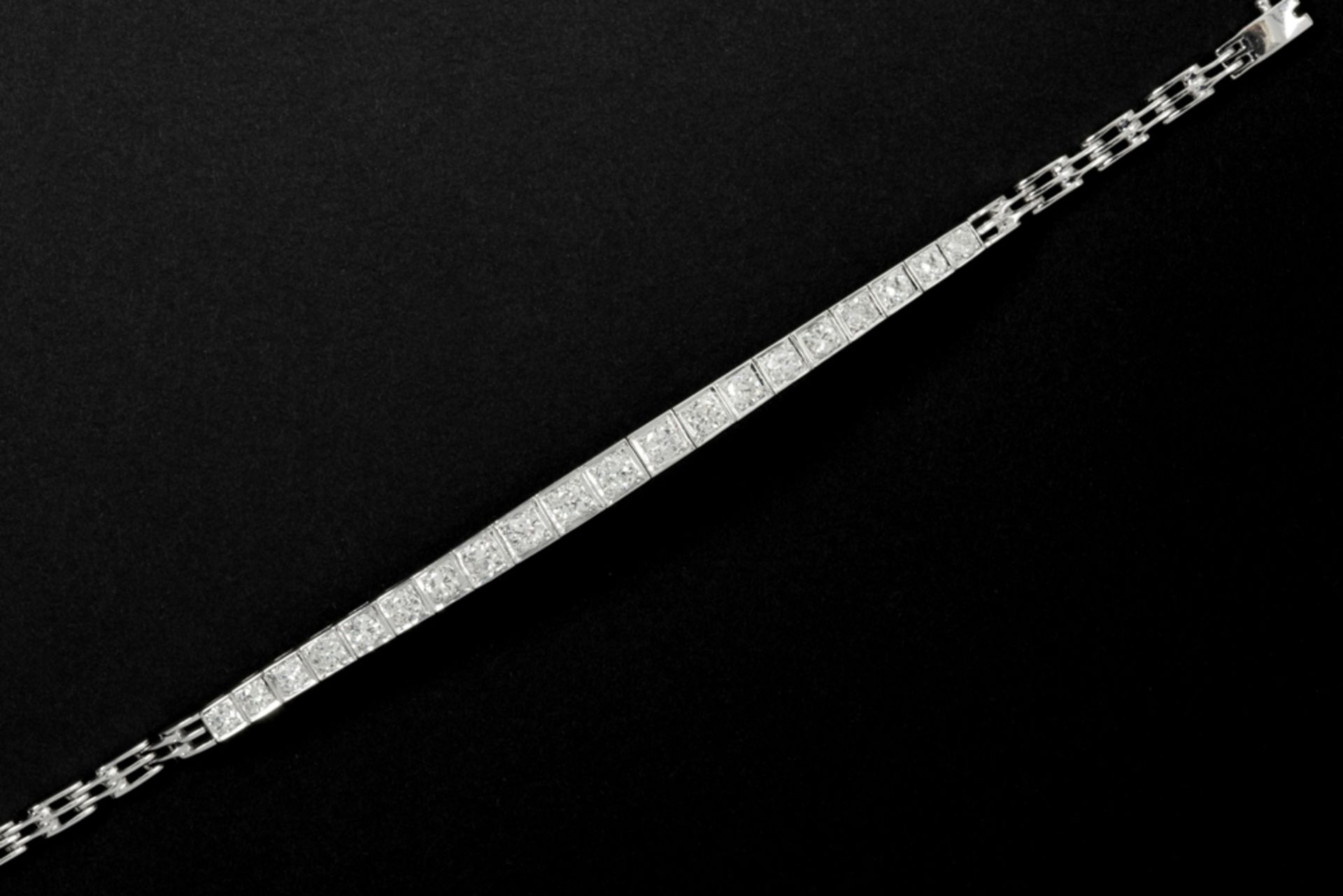 bracelet in white gold (18 carat) with ca 2,60 carat of high quality brilliant cut diamonds ||