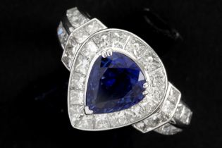 very nice ring in white gold (18 carat) with a ca 2,70 carat Ceylan sapphire and ca 3,20 carat of