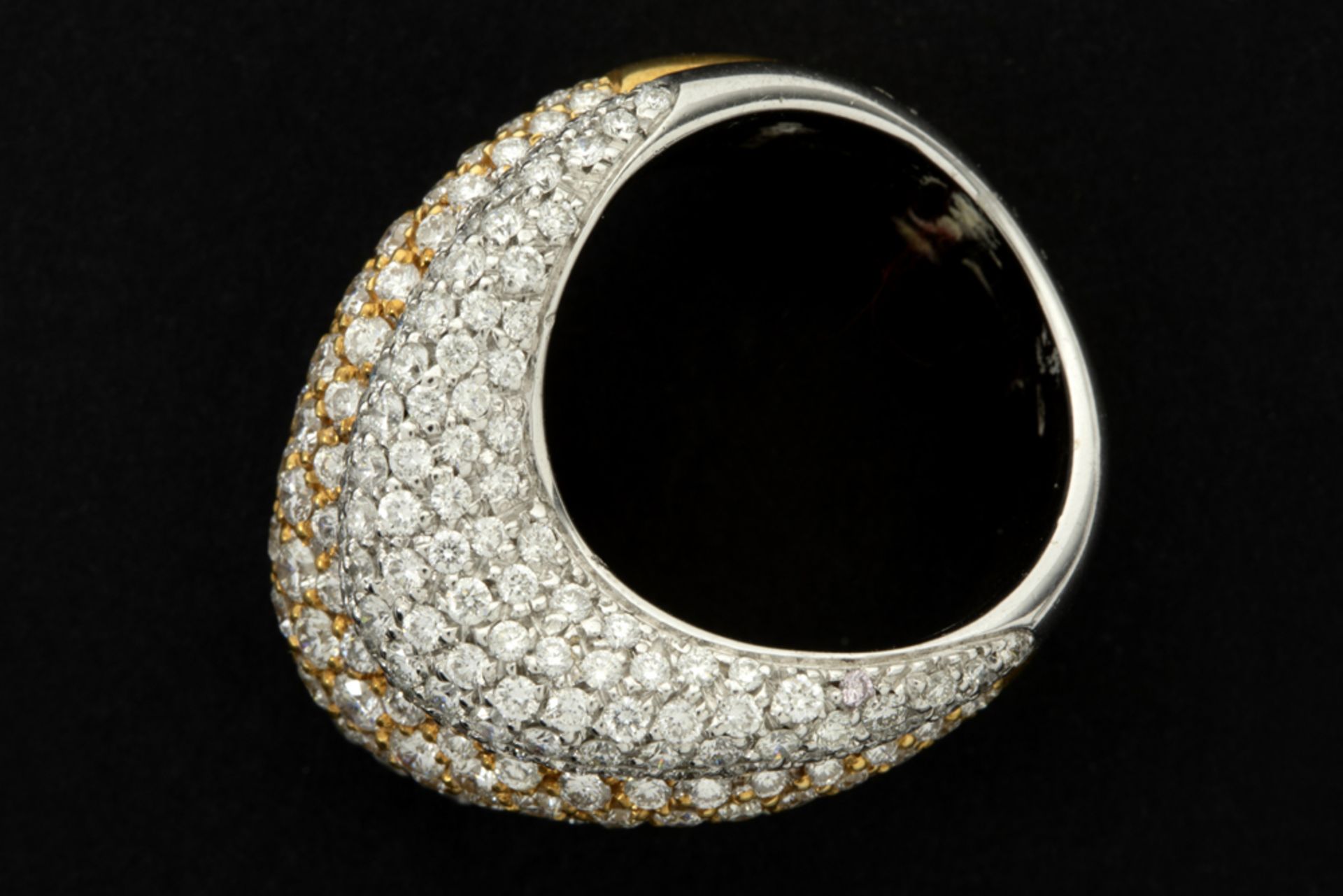 superb ring in yellow and white gold (18 carat) with ca 4,50 carat of high quality brilliant cut - Image 2 of 2