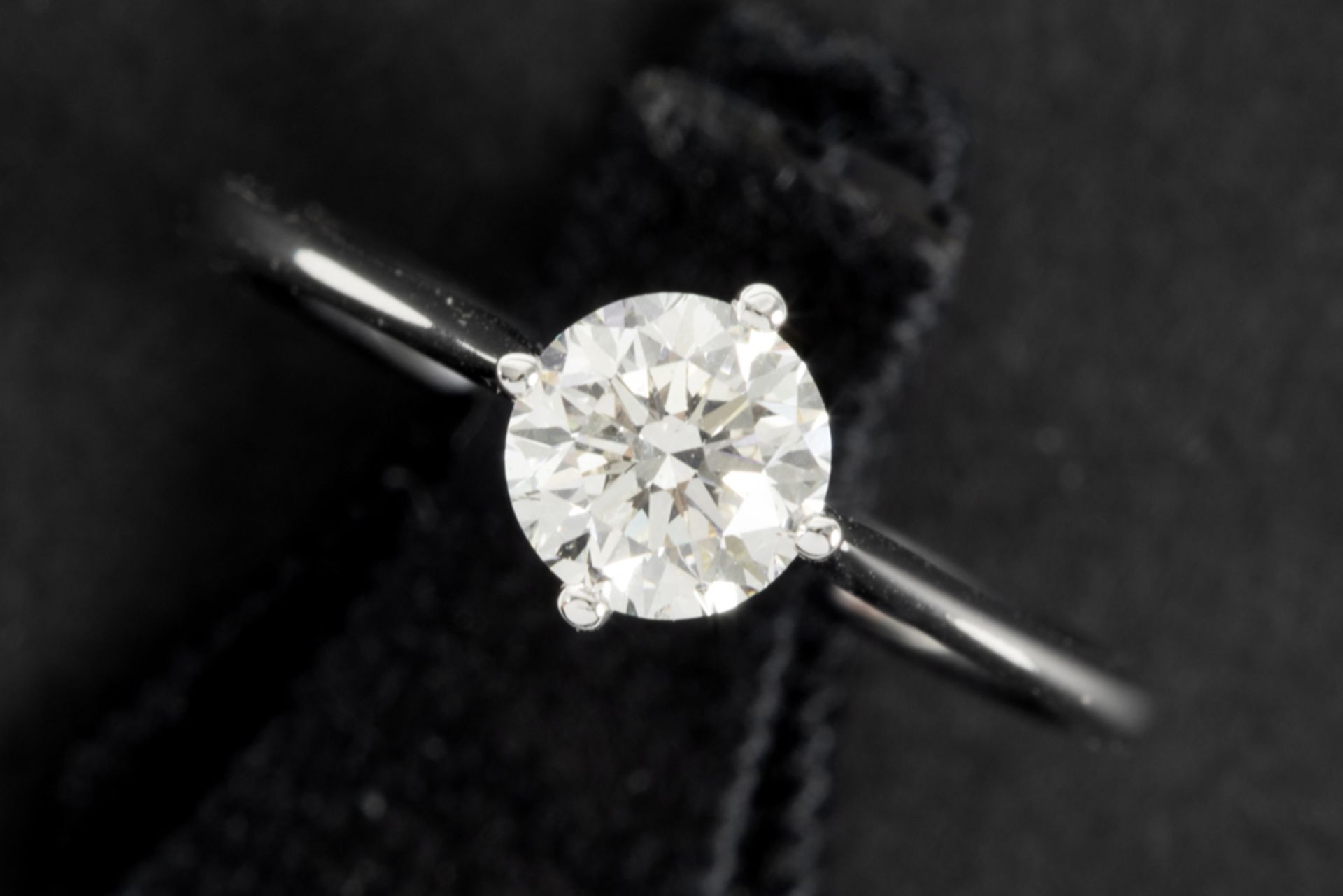 a 0,91 carat high quality brilliant cut diamond set in a ring in white gold (18 carat) ||