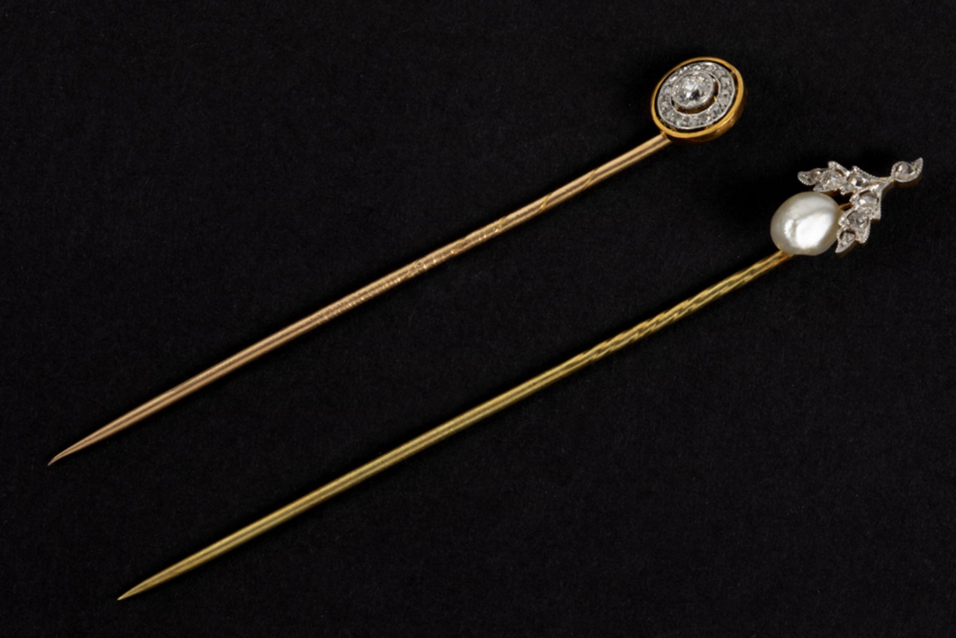 two antique tie-pins in yellow gold (18 carat), one with a pearl and one with diamond || Lot van
