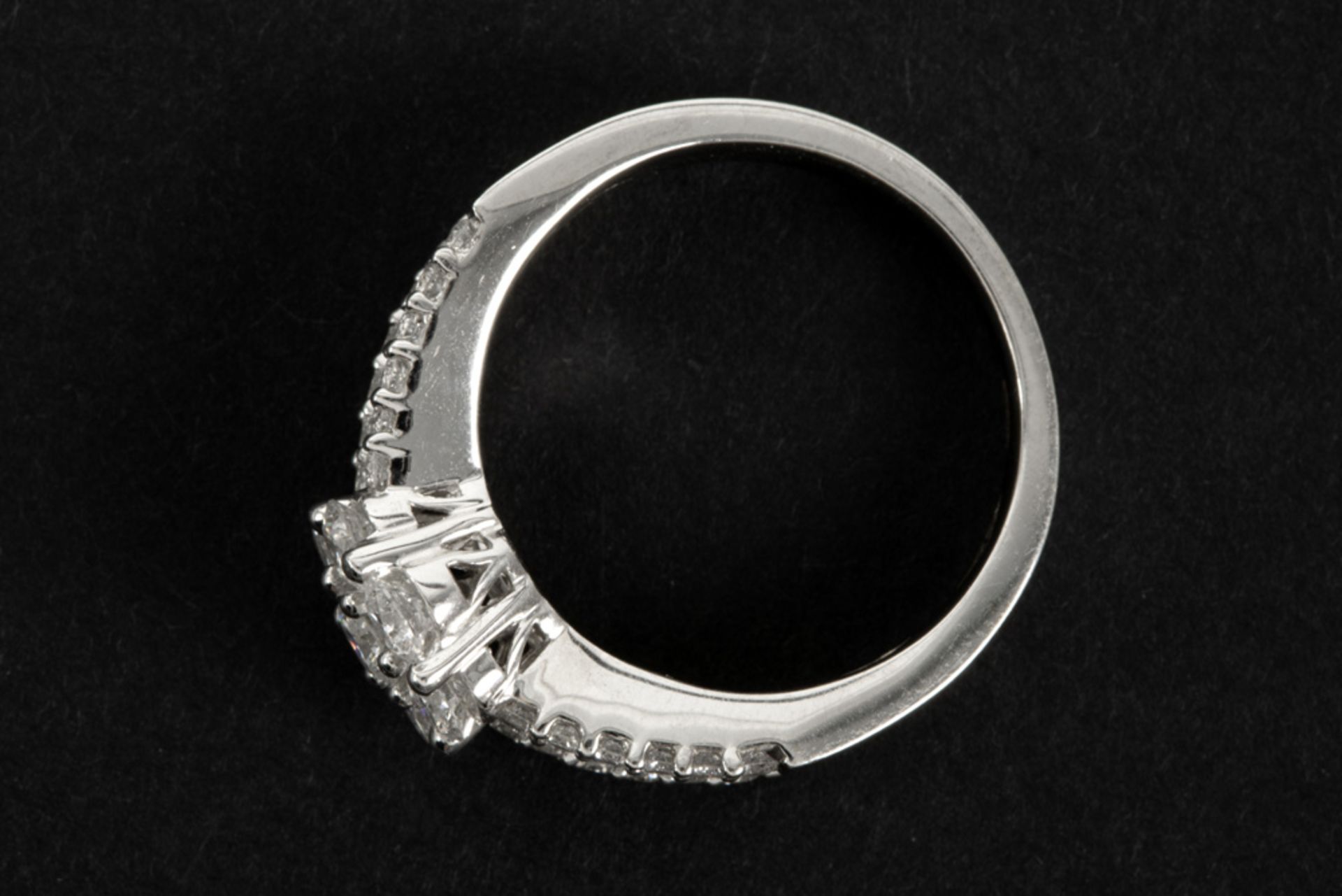 ring in white gold (18 carat) with ca 1,50 carat of high quality brilliant cut diamonds || Ring in - Image 2 of 2