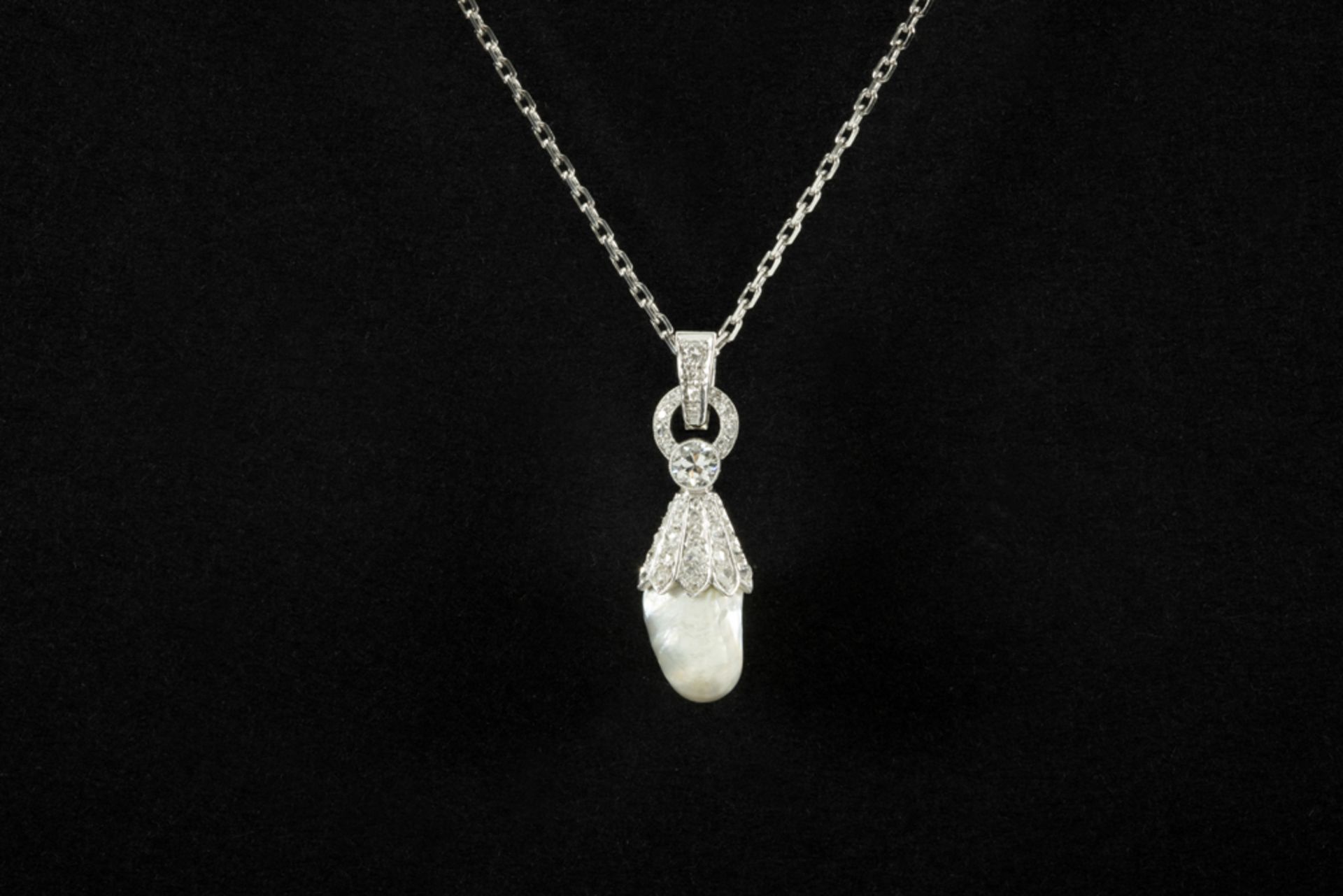 Art Deco pendant in platinum with a natural pearl of 6,179 carat and ca 0,40 carat of quality old
