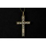 cross-shaped pendant in yellow and white gold (18 carat) with small diamonds || Kruisvormig