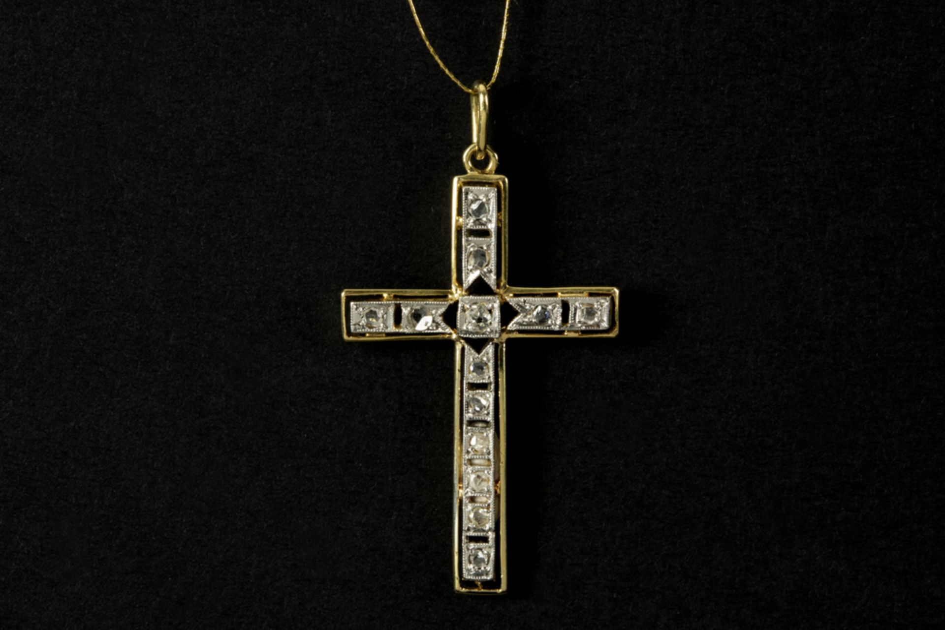 cross-shaped pendant in yellow and white gold (18 carat) with small diamonds || Kruisvormig