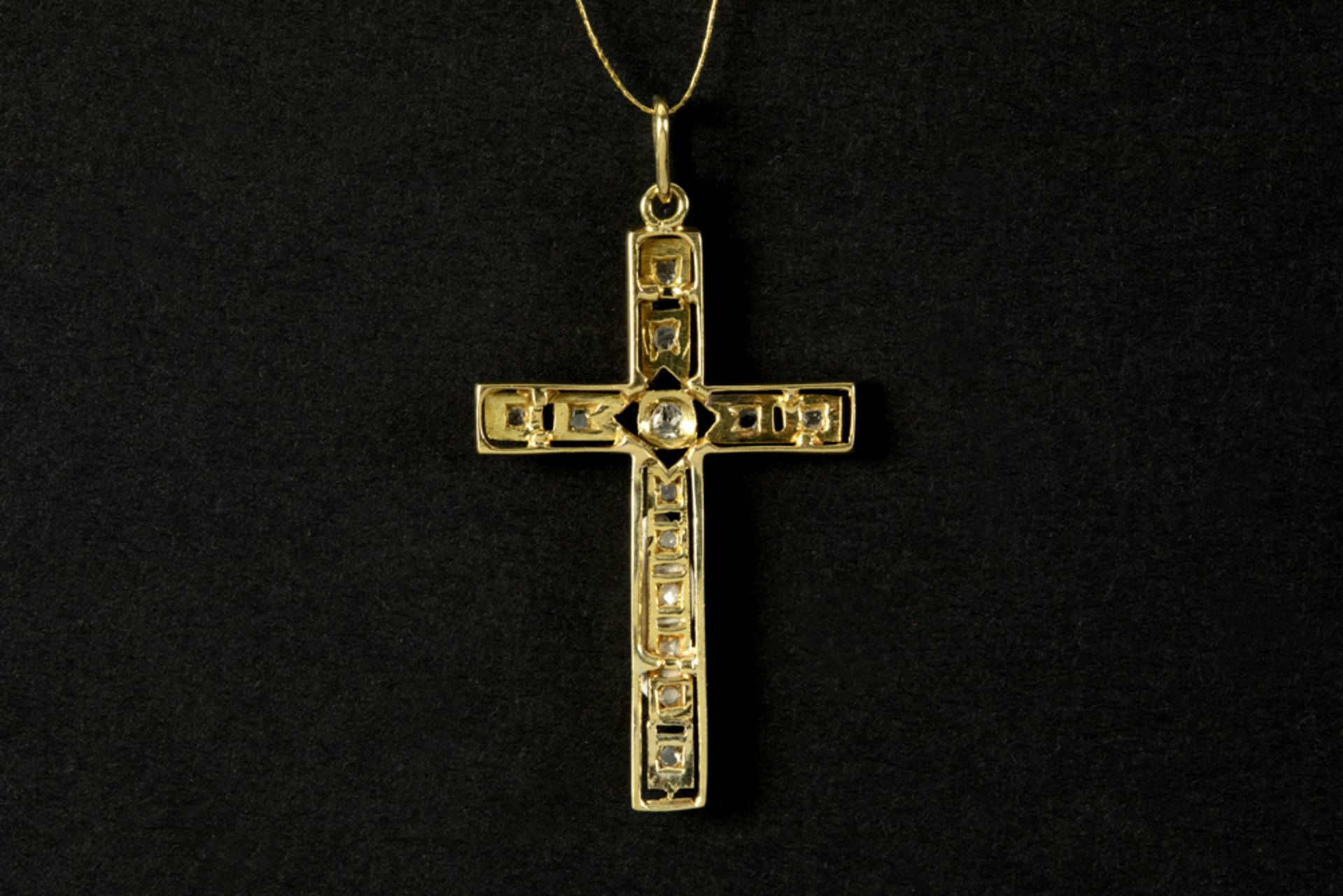 cross-shaped pendant in yellow and white gold (18 carat) with small diamonds || Kruisvormig - Bild 2 aus 2