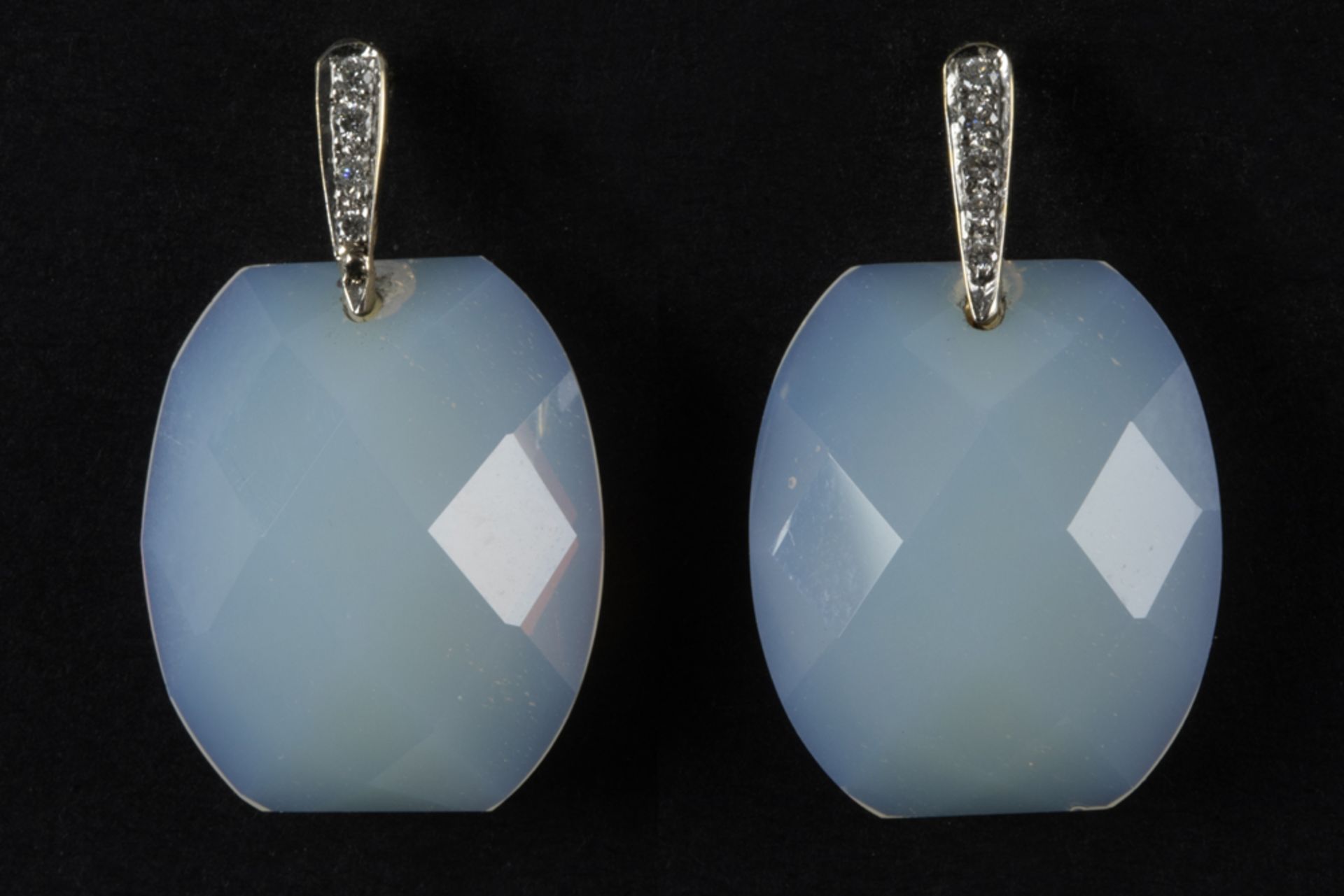 pair of classy earrings in yellow gold (18 carat) each with a facetted cabochon in moonstone and