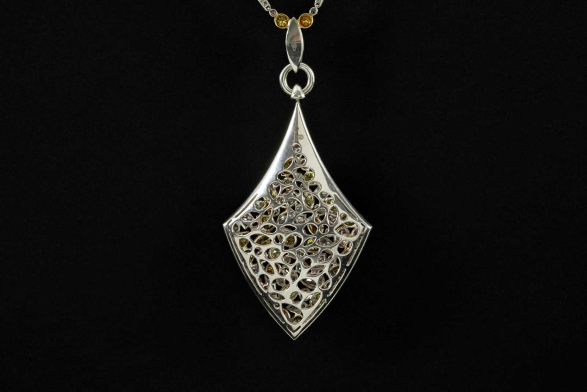 superb pendant with its necklace in yellow and white gold (18 carat) with ca 12 carat of white (G) - Bild 3 aus 3