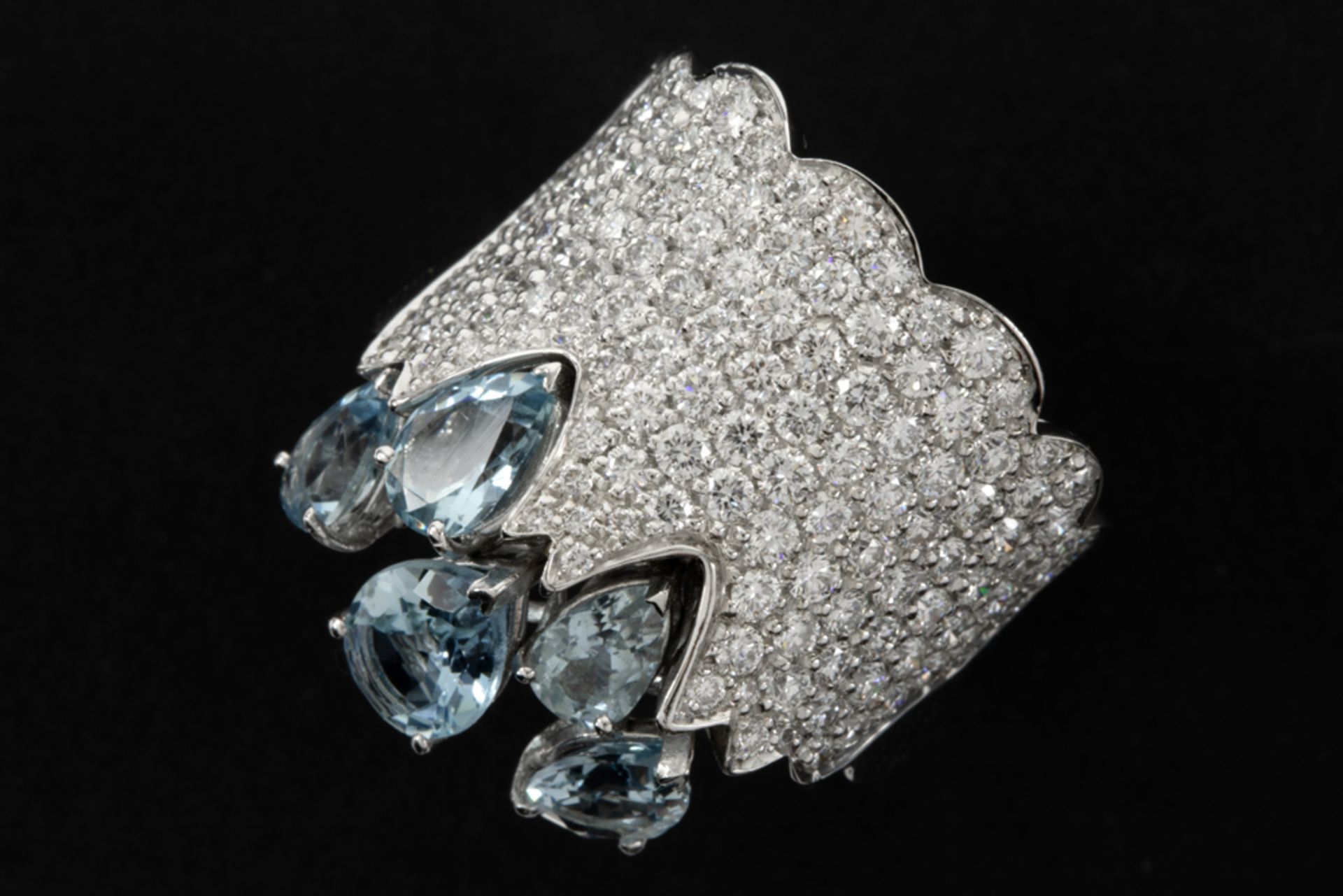 Robotti signed design ring in white gold (18 carat) with ca 4,50 carat of light blue Topaz and ca
