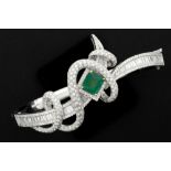 matching elegant bracelet in white gold (18 carat) with a ca 2,50 carat emerald and ca 4,50 carat of