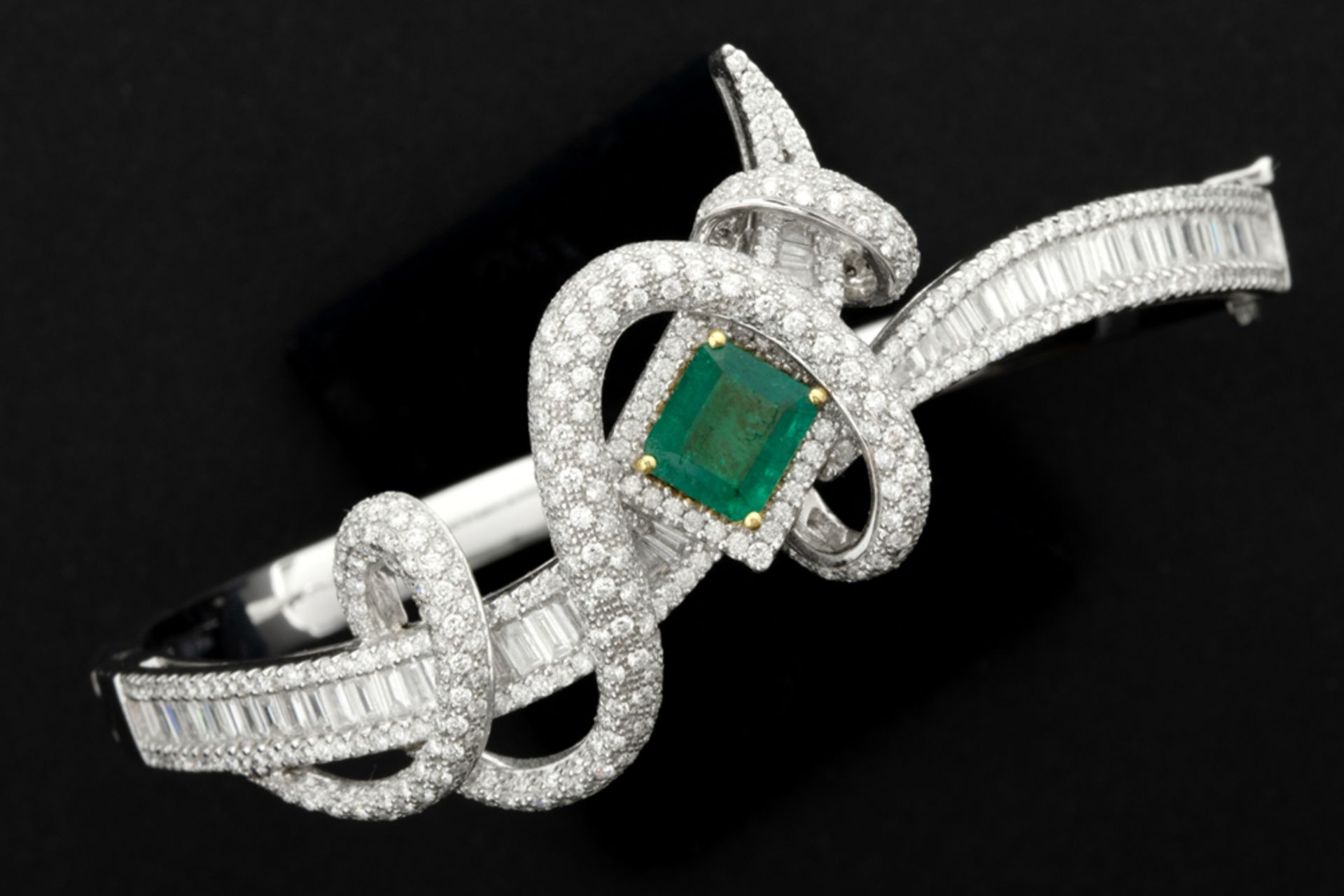 matching elegant bracelet in white gold (18 carat) with a ca 2,50 carat emerald and ca 4,50 carat of