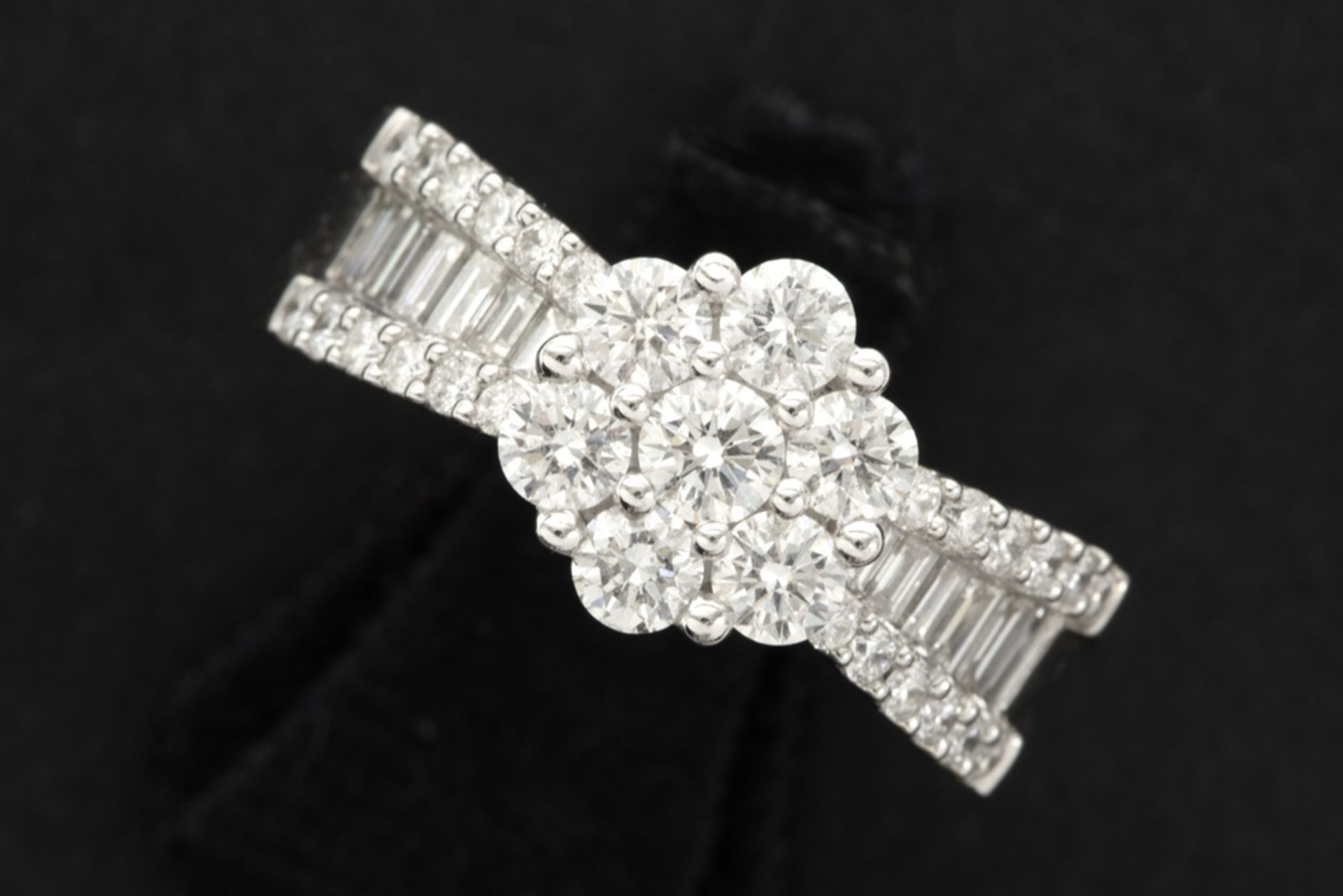 ring in white gold (18 carat) with ca 1,50 carat of high quality brilliant cut diamonds || Ring in