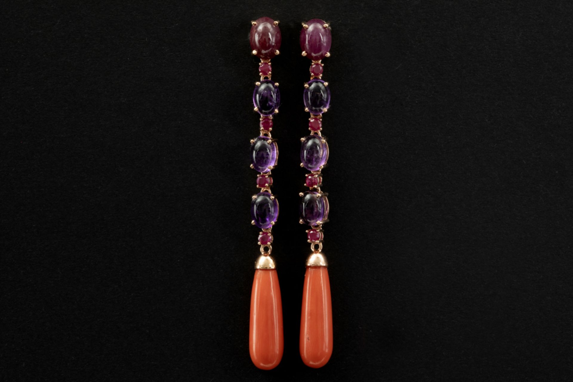 pair of elegant quite long earrings in pink gold (18 carat) with ca 7,80 carat of amethyste and