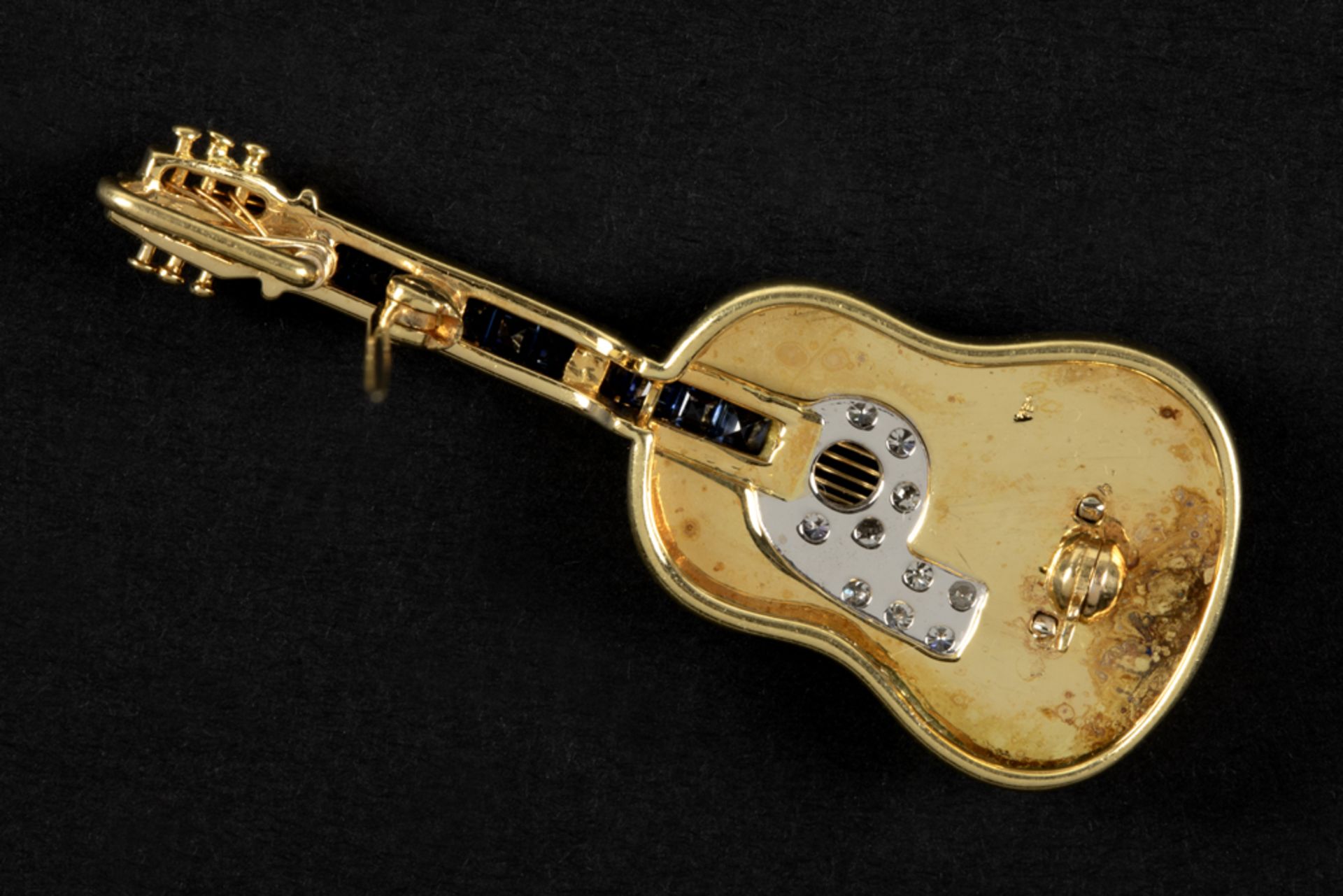 Theo Fennell signed "Guitar" shaped pendant/brooch in white and yellow gold (18 carat) with - Bild 2 aus 2
