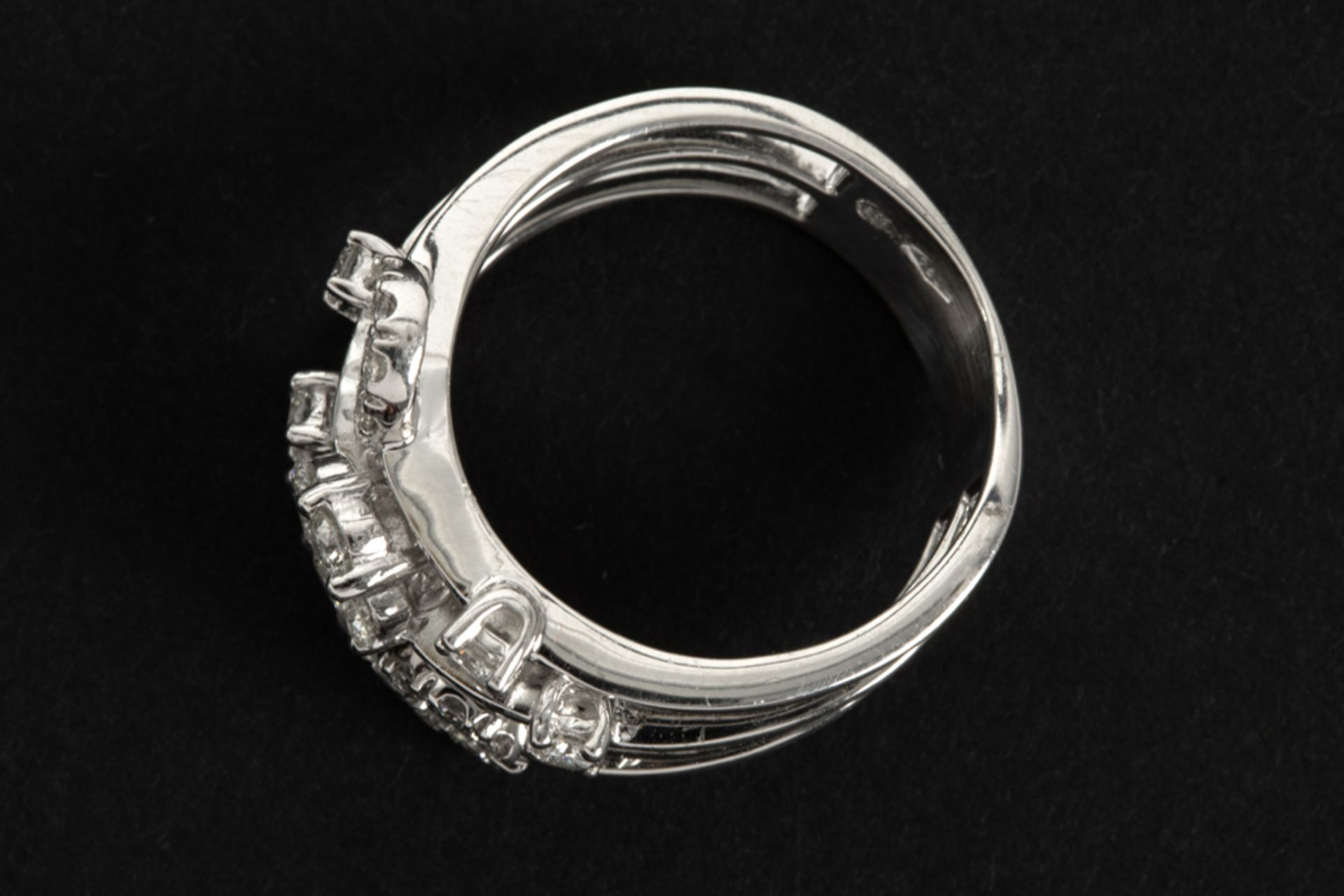 ring in white gold (18 carat) with 1 carat of high quality brilliant cut diamonds || Ring in witgoud - Image 2 of 2