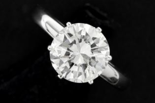 quite big 3,18 carat bluewhite (F) brilliant cut diamond set in a ring in white gold (18 carat) ||
