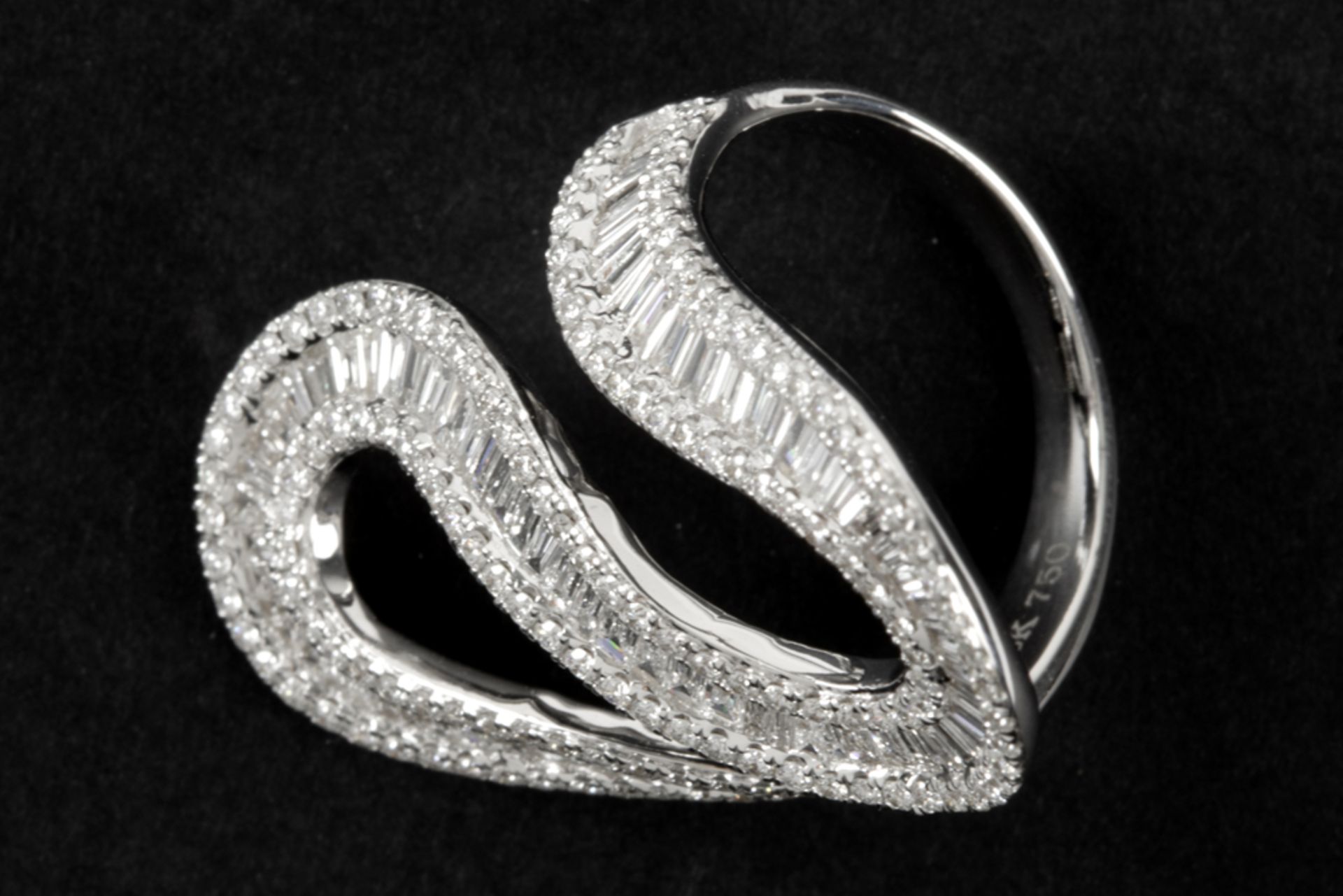 ring in white gold (18 carat) with ca 1,80 carat of high quality baguette and brilliant cut diamonds - Image 2 of 2