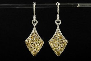 matching pair of earrings in yellow and white gold (18 carat) with ca 11 carat of white (G) and
