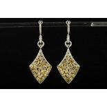 matching pair of earrings in yellow and white gold (18 carat) with ca 11 carat of white (G) and