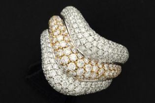 superb ring in yellow and white gold (18 carat) with ca 4,50 carat of high quality brilliant cut