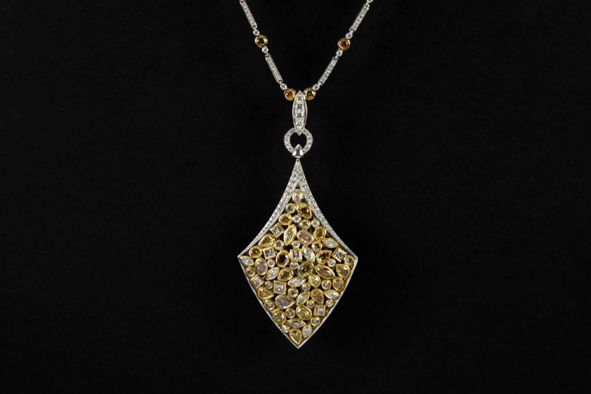 superb pendant with its necklace in yellow and white gold (18 carat) with ca 12 carat of white (G)