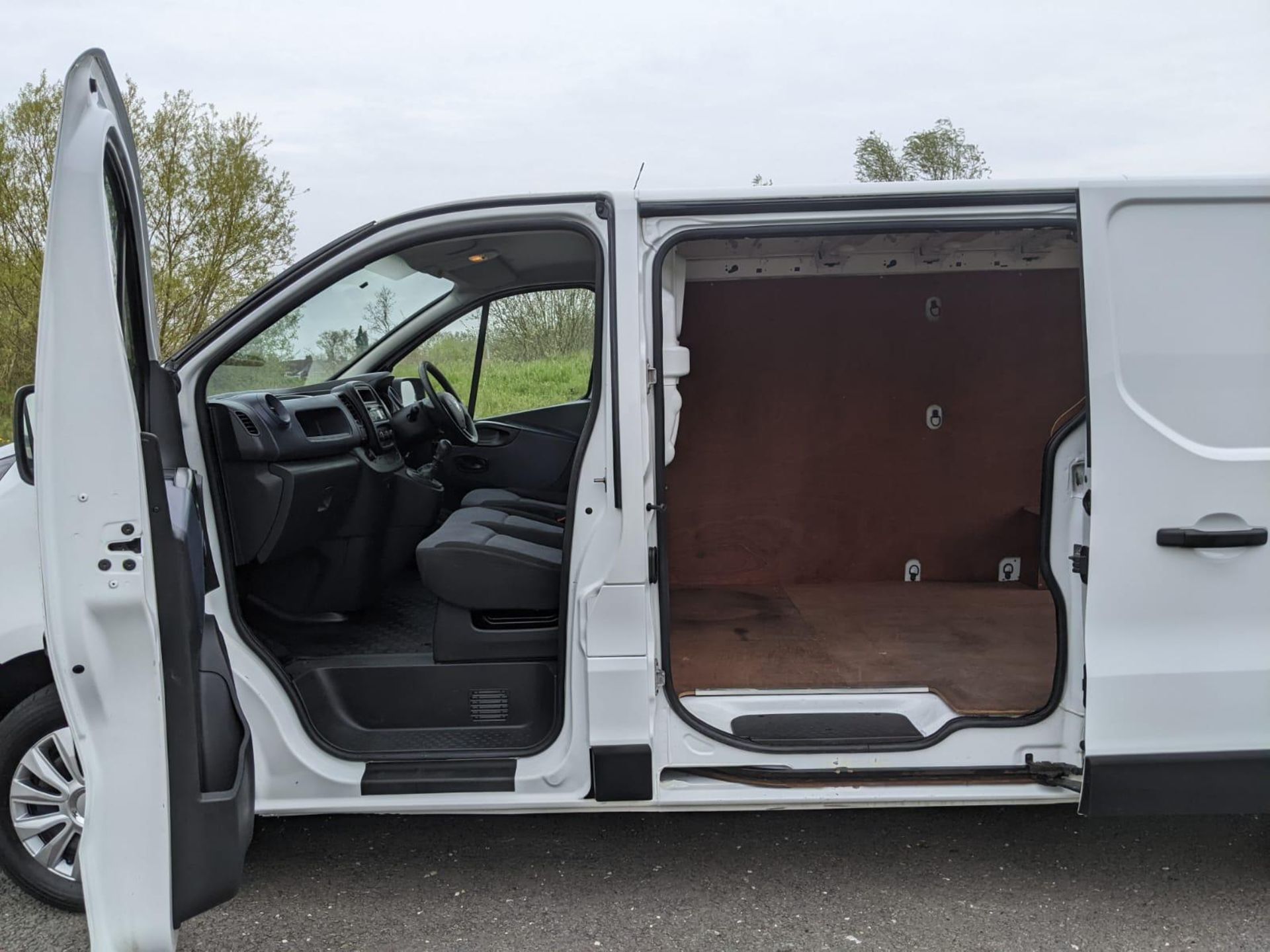 2015 VAUXHALL VIVARO 2900 CDTI, 92K MILES, NO VAT - Image 9 of 16