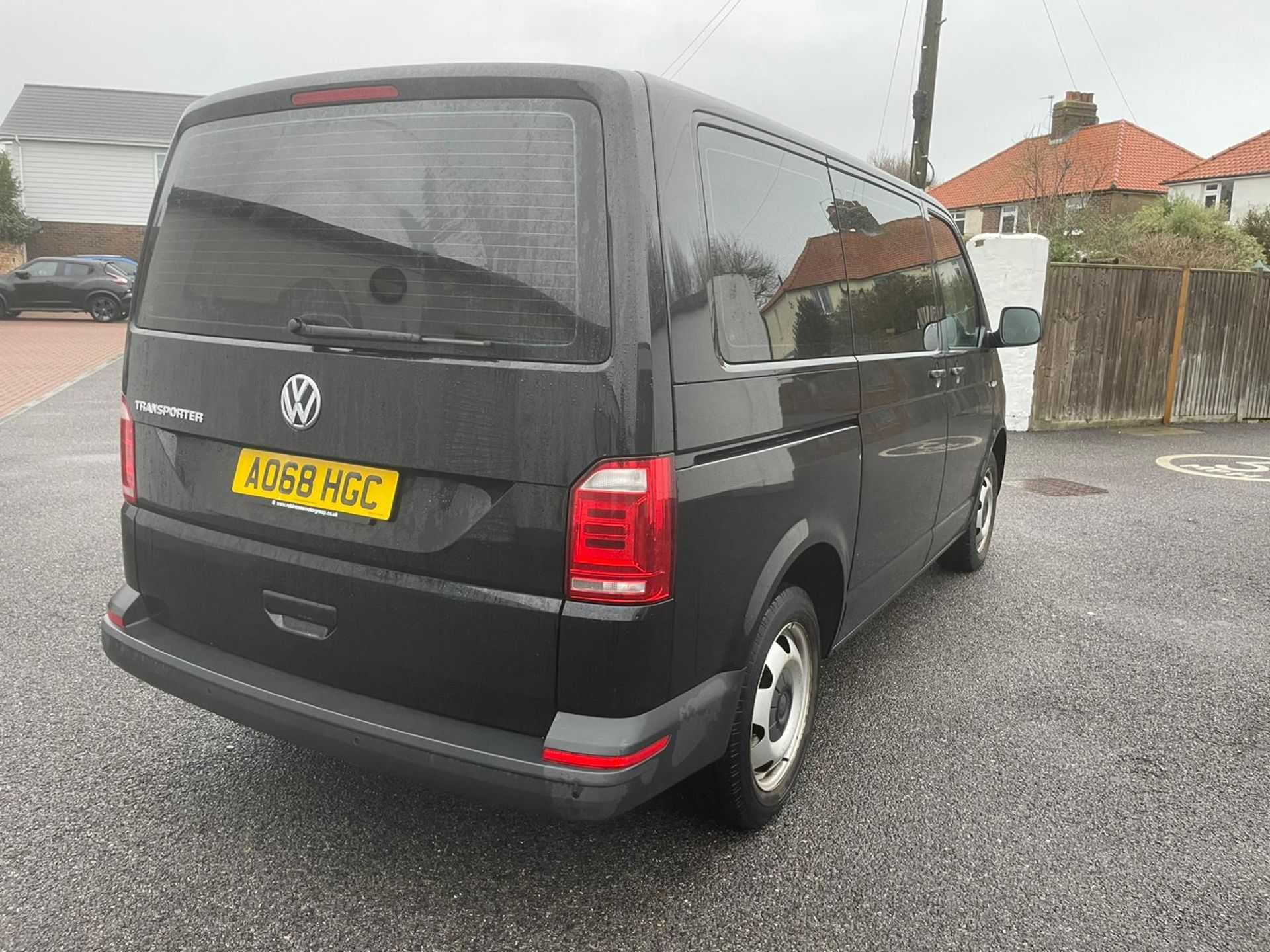 2018 VW Transporter T32 2.0TDI Manual in Black (8 Seater) - 33k miles - FULL VW History - AO68 HGC - Image 7 of 16