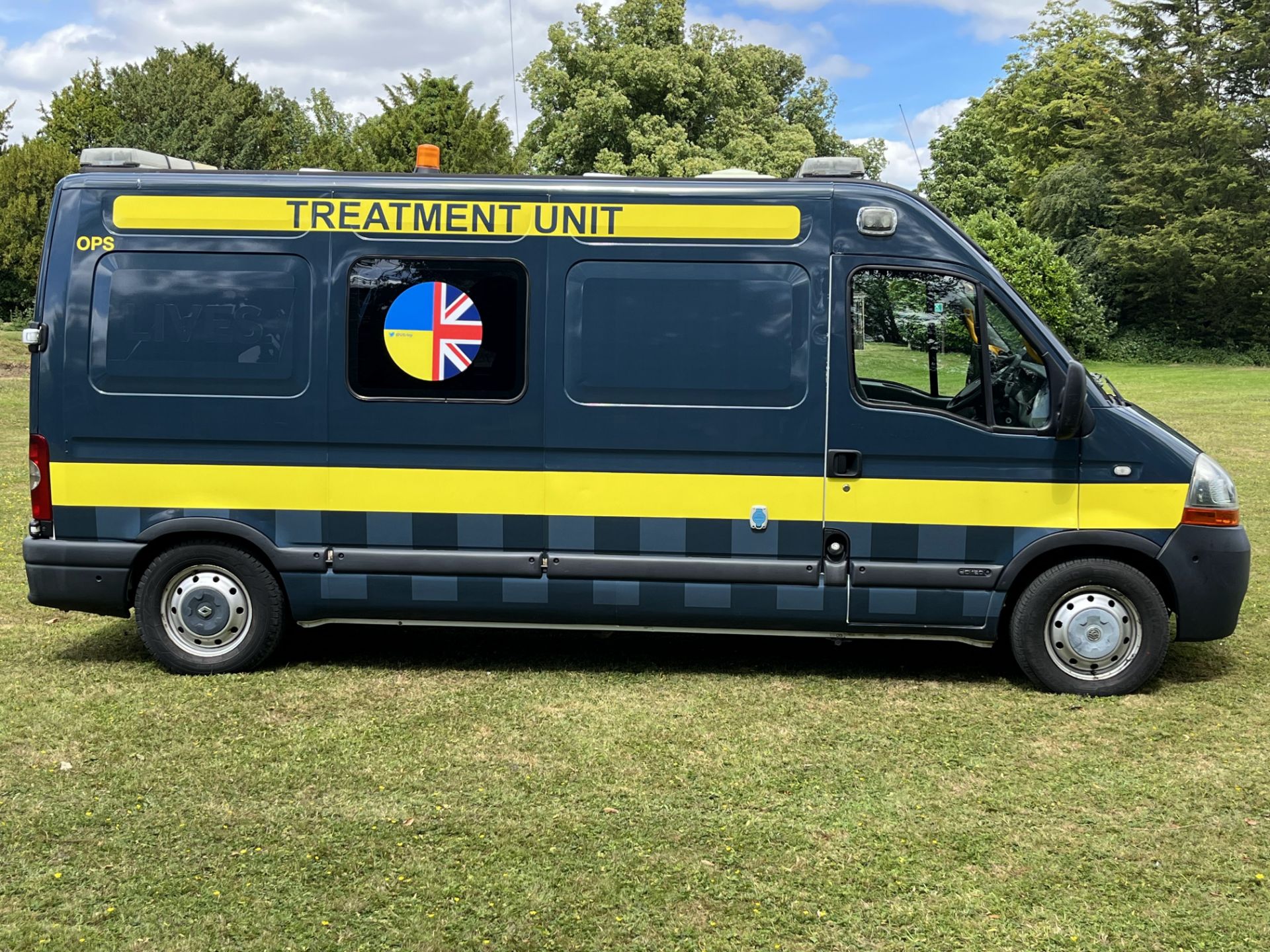 RENAULT MASTER AMBULANCE VAN - Image 2 of 7