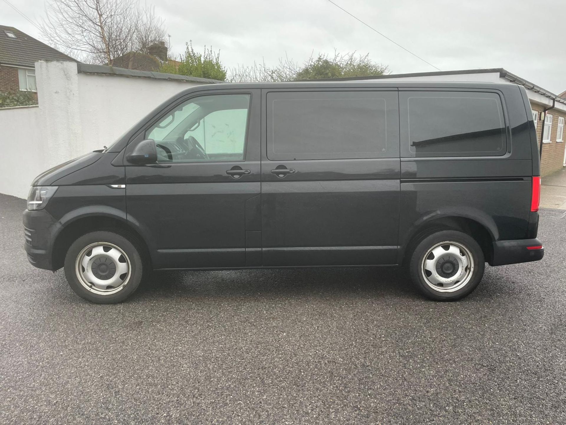 2018 VW Transporter T32 2.0TDI Manual in Black (8 Seater) - 33k miles - FULL VW History - AO68 HGC - Image 4 of 16