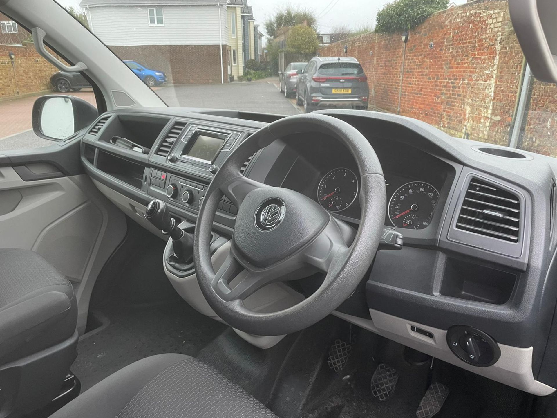 2018 VW Transporter T32 2.0TDI Manual in Black (8 Seater) - 33k miles - FULL VW History - AO68 HGC - Image 14 of 16