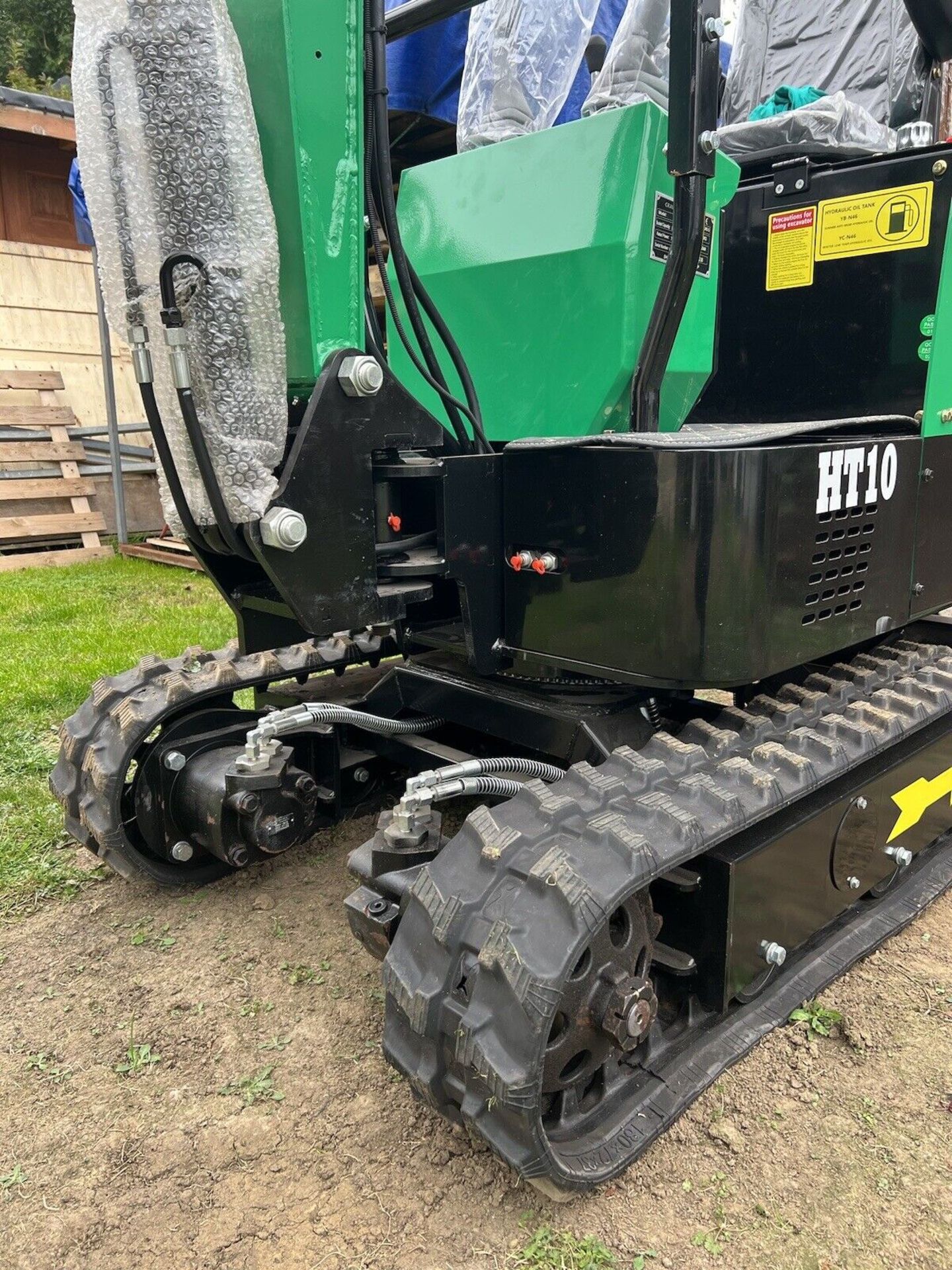 BRAND NEW HIGHTOP HT10 MINI DIGGER EXCAVATOR 1 TON WITH BOOM SWING & 3 BUCKETS - Image 6 of 11