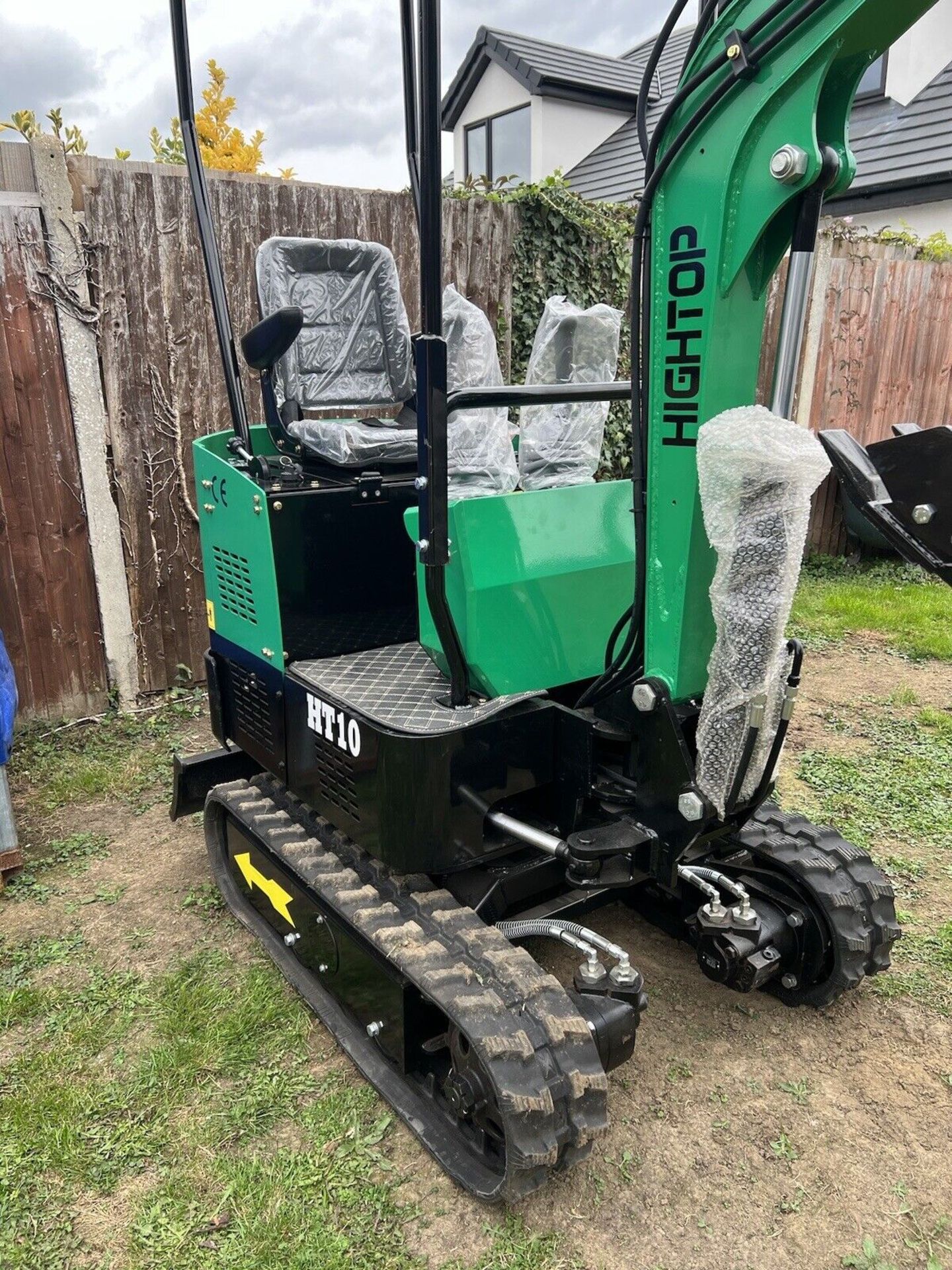 BRAND NEW HIGHTOP HT10 MINI DIGGER EXCAVATOR 1 TON WITH BOOM SWING & 3 BUCKETS - Image 3 of 11