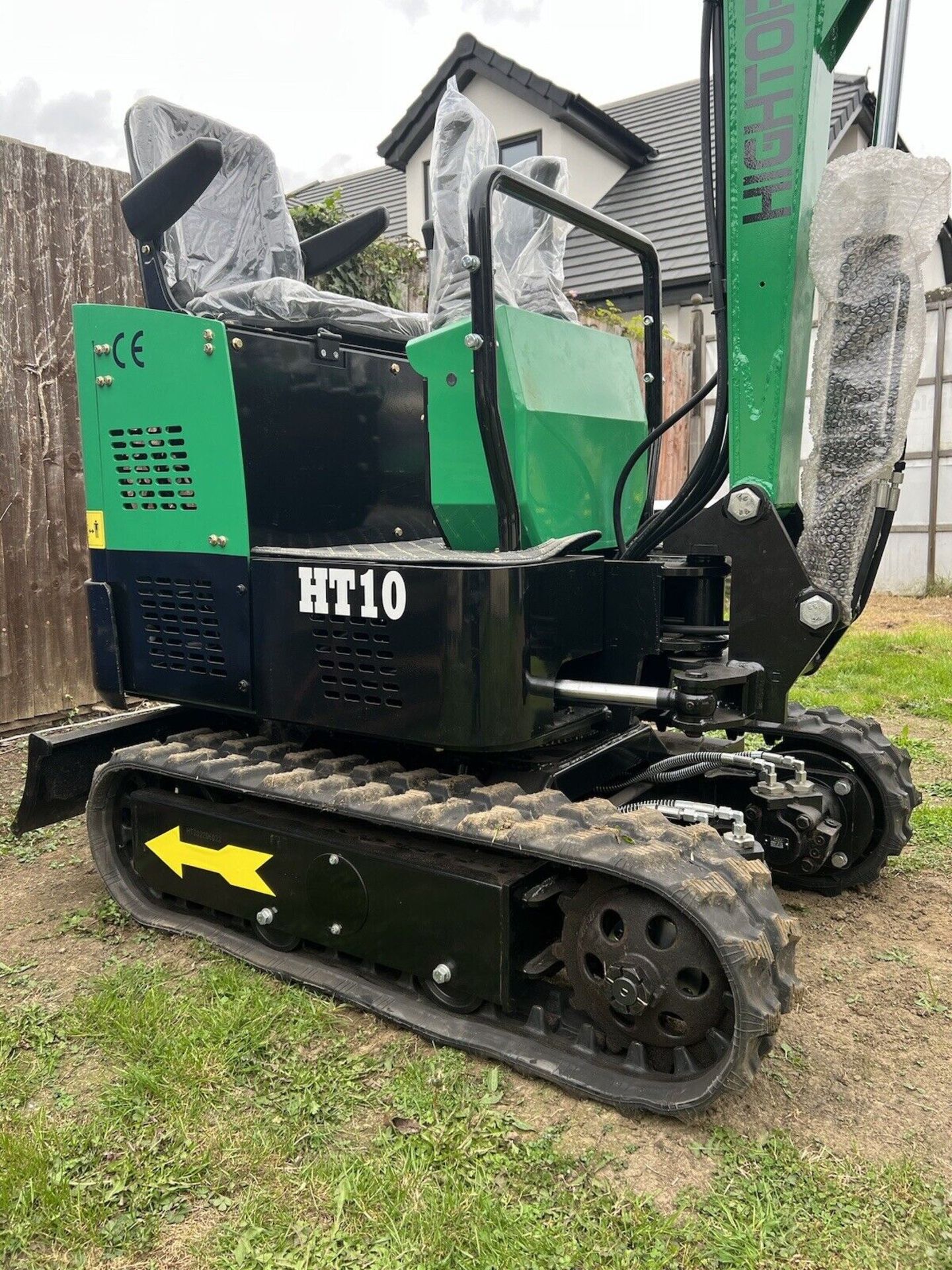 BRAND NEW HIGHTOP HT10 MINI DIGGER EXCAVATOR 1 TON WITH BOOM SWING & 3 BUCKETS - Image 10 of 11