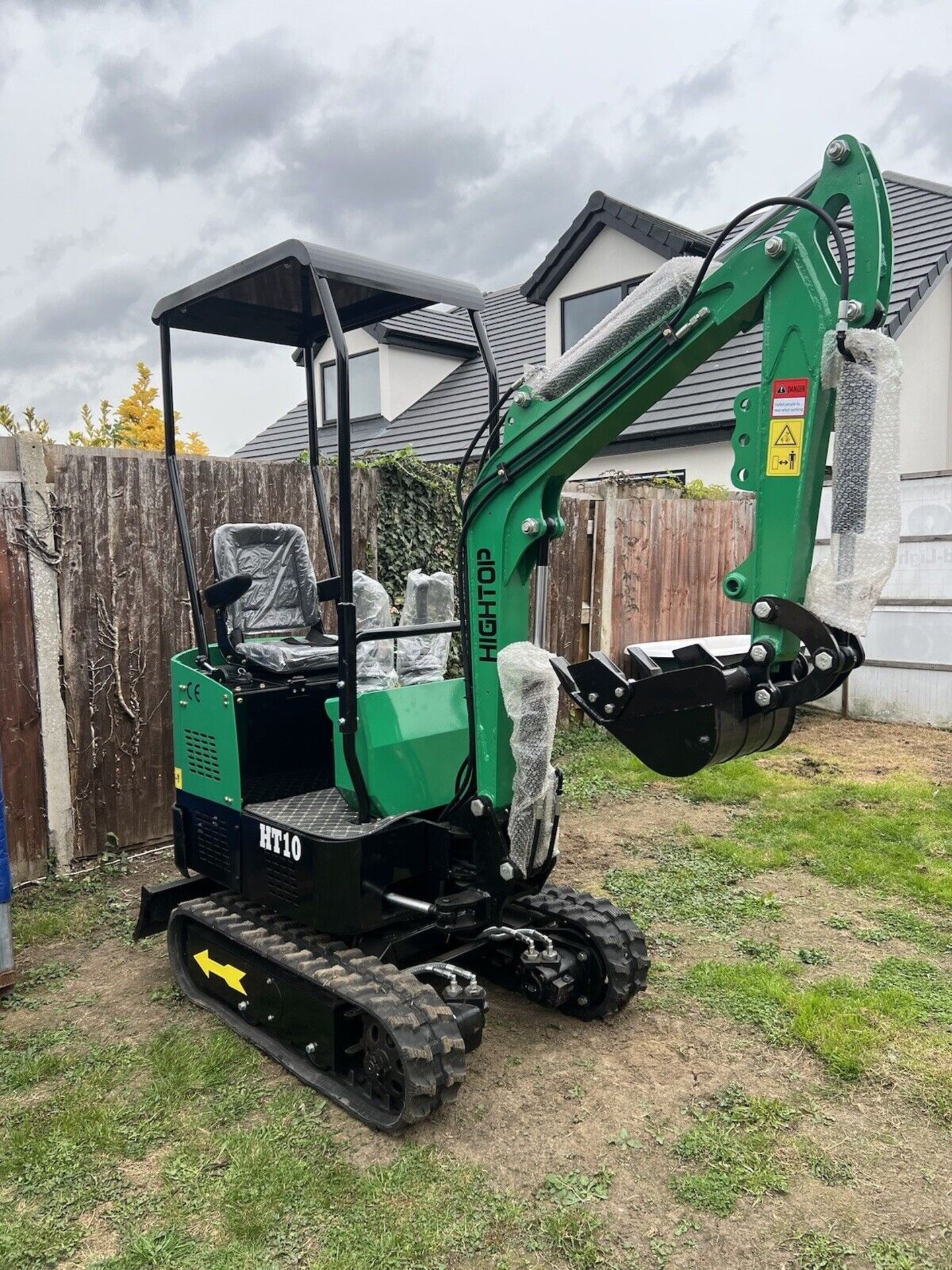 BRAND NEW HIGHTOP HT10 MINI DIGGER EXCAVATOR 1 TON WITH BOOM SWING & 3 BUCKETS