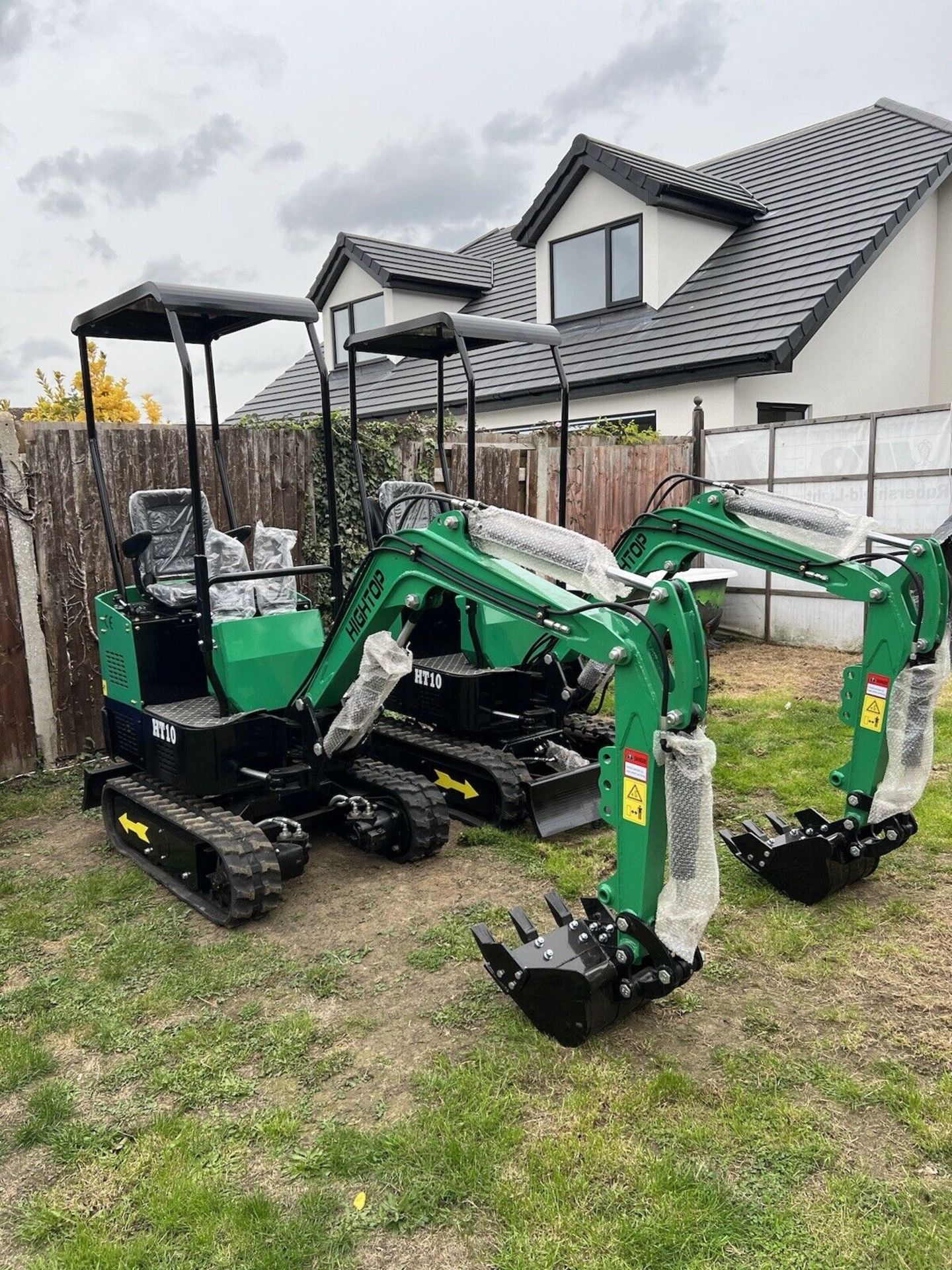 BRAND NEW HIGHTOP HT10 MINI DIGGER EXCAVATOR 1 TON WITH BOOM SWING & 3 BUCKETS - Image 11 of 11