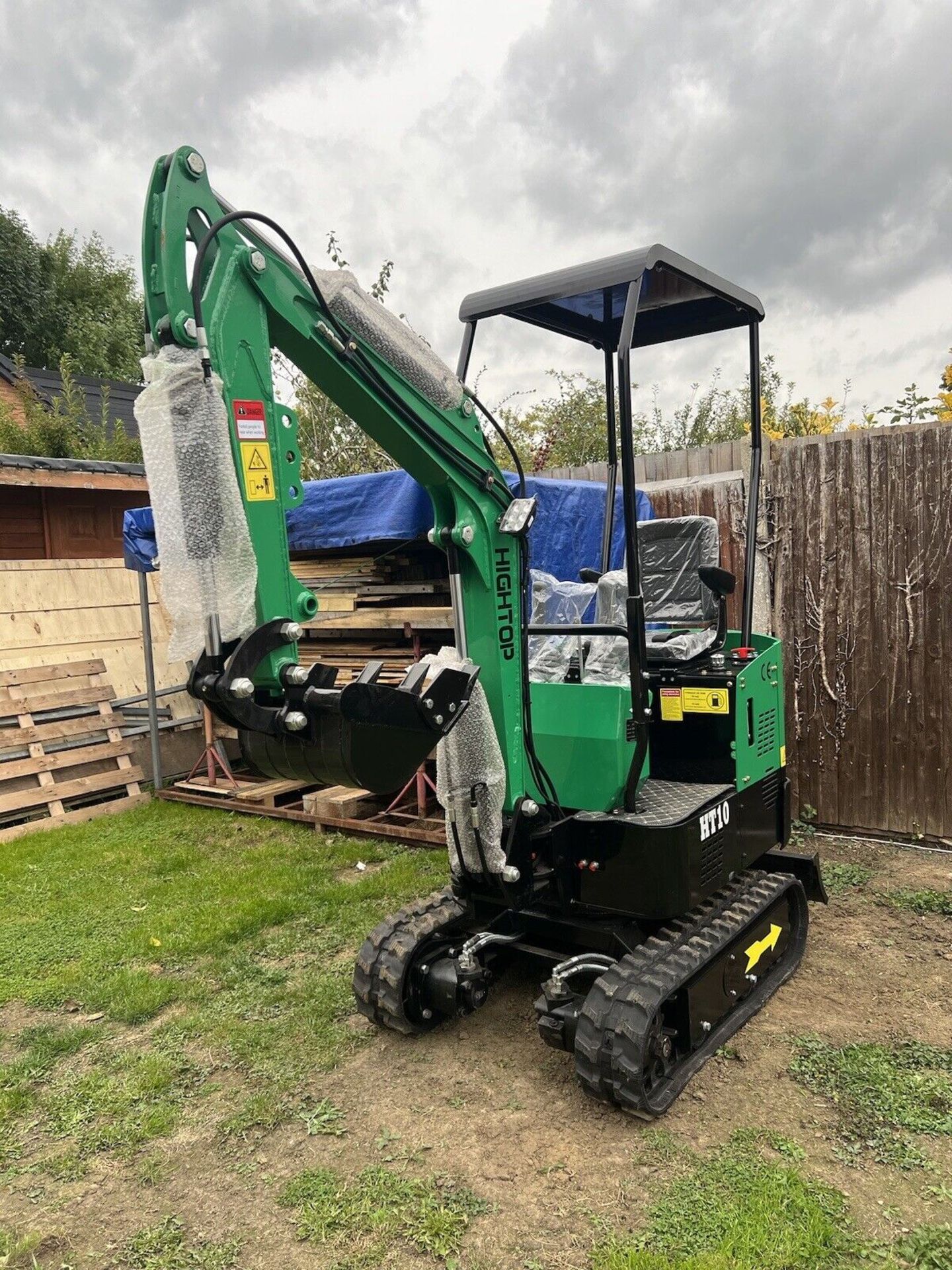 BRAND NEW HIGHTOP HT10 MINI DIGGER EXCAVATOR 1 TON WITH BOOM SWING & 3 BUCKETS - Image 8 of 20