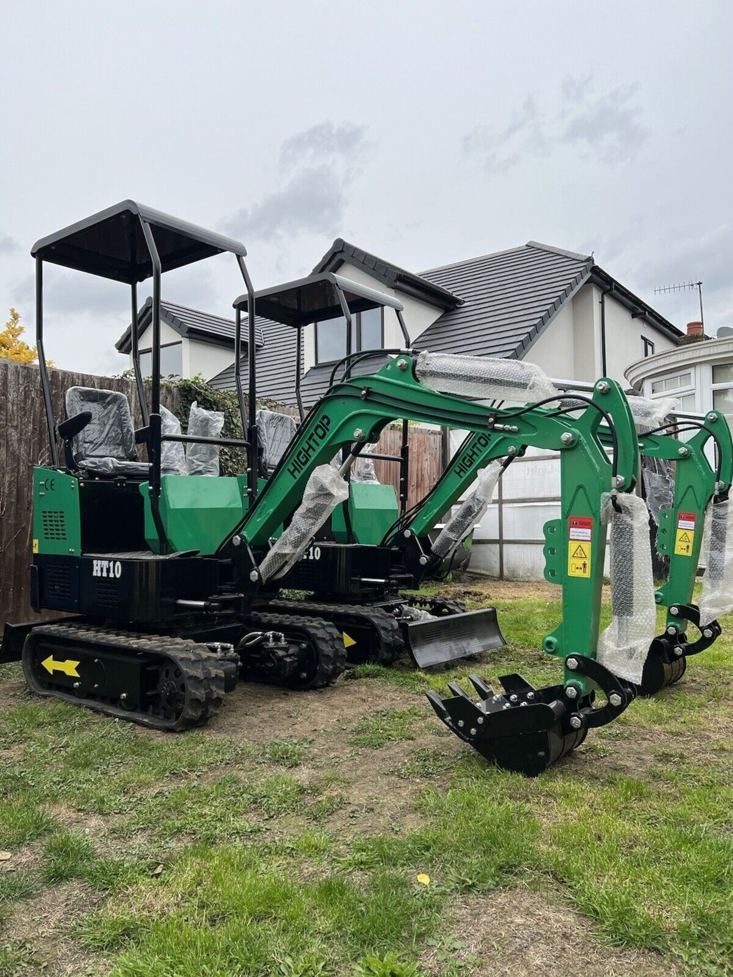 BRAND NEW HIGHTOP HT10 MINI DIGGER EXCAVATOR 1 TON WITH BOOM SWING & 3 BUCKETS - Image 15 of 20