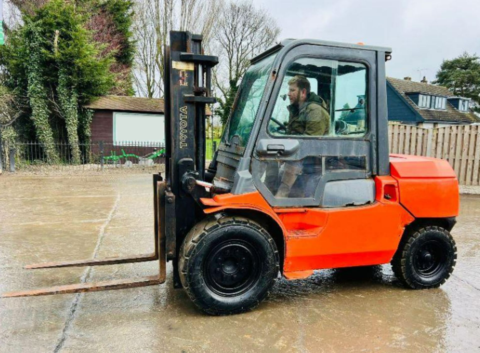 TOYOTA 02-7FD40 DIESEL FORKLIFT C/W FULLY GLAZED CABIN PALLET TINES - Image 5 of 15