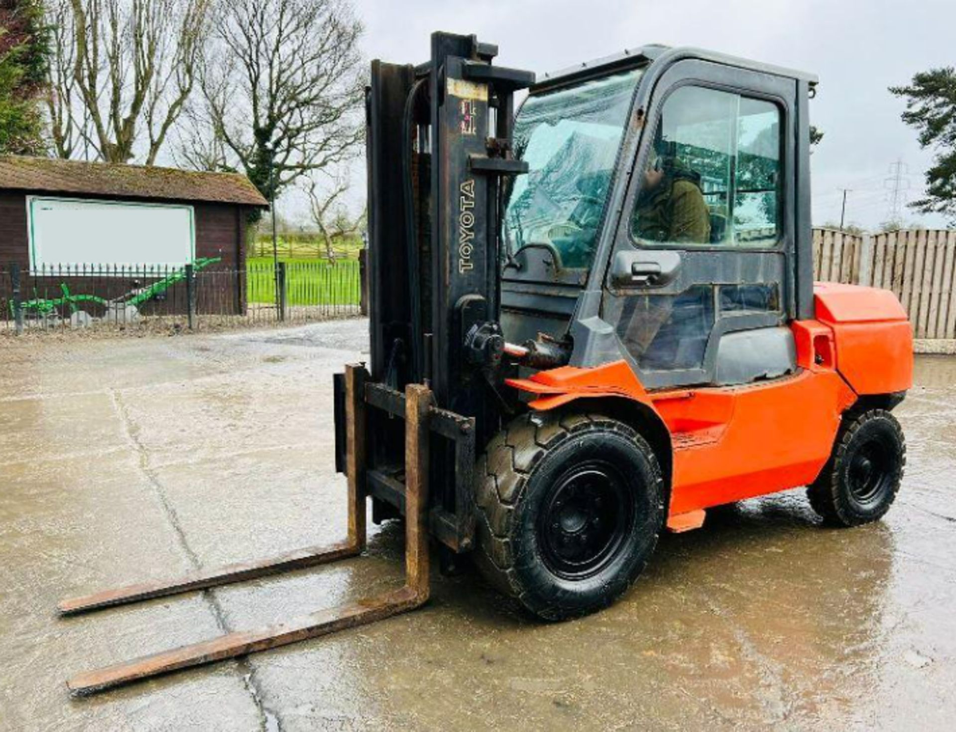 TOYOTA 02-7FD40 DIESEL FORKLIFT C/W FULLY GLAZED CABIN PALLET TINES