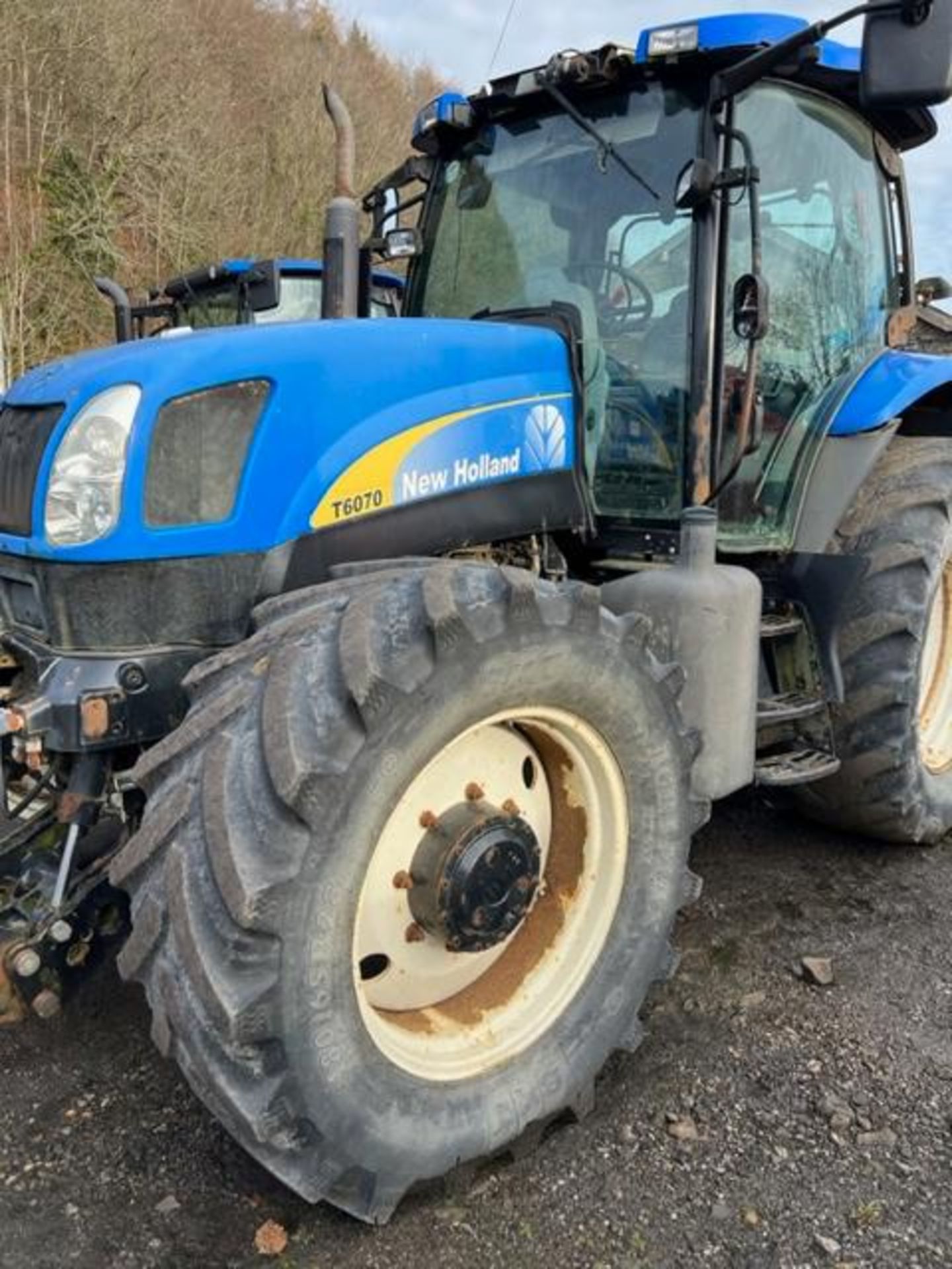 2010 NEW HOLLAND T6070 TRACTOR - 9700 HOURS - 50K GEARBOX - AIR BRAKES - Image 2 of 10