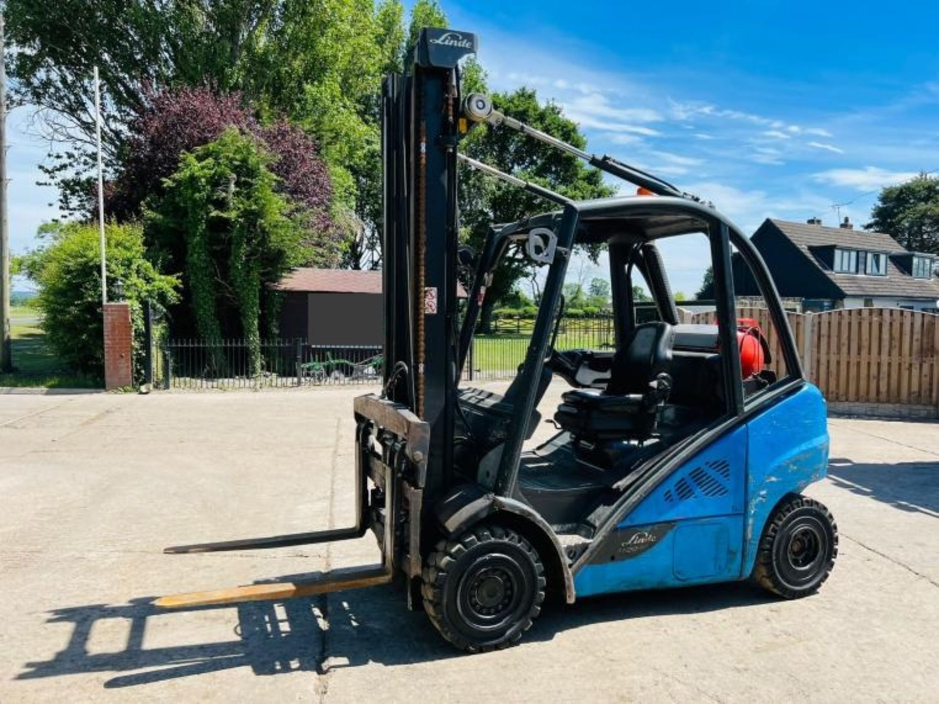 LINDE H20T-02 EVO GAS FORKLIFT * YEAR 2016 * C/W SIDE SHIFT & TINE POSITIONER * CHOICE * - Image 6 of 10