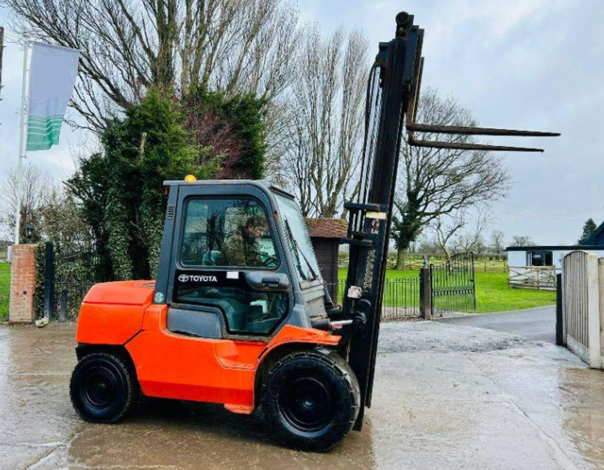 TOYOTA 02-7FD40 DIESEL FORKLIFT C/W FULLY GLAZED CABIN PALLET TINES - Image 8 of 15