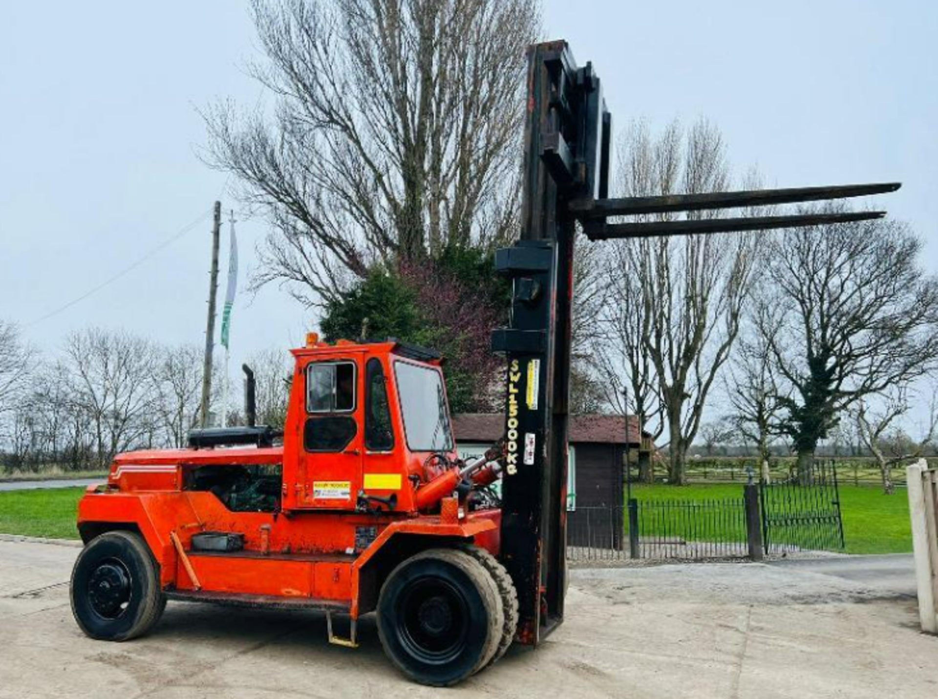 KALMAR LT1571201 DIESEL FORKLIFT * 15 TON LIFT * C/W TINE POSITIONER - Image 2 of 11