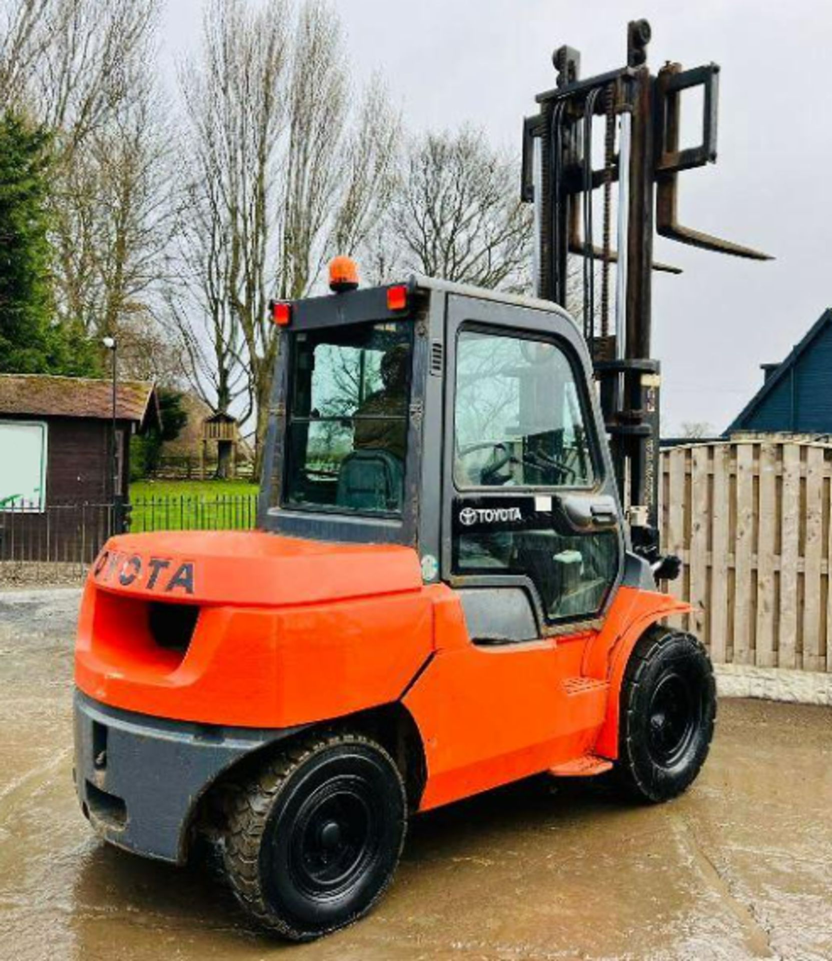 TOYOTA 02-7FD40 DIESEL FORKLIFT C/W FULLY GLAZED CABIN PALLET TINES - Image 3 of 15