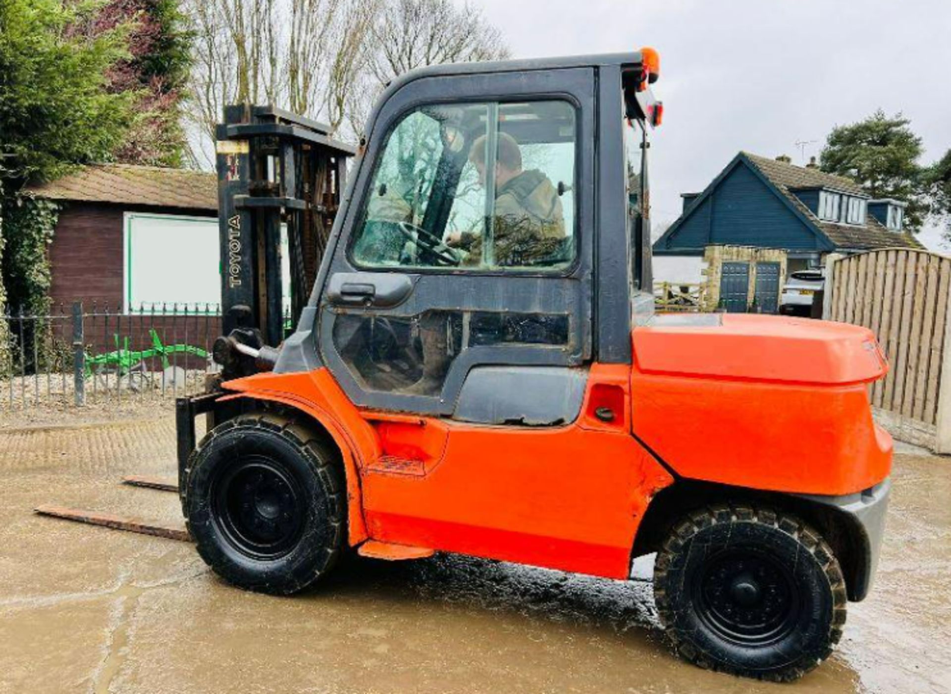 TOYOTA 02-7FD40 DIESEL FORKLIFT C/W FULLY GLAZED CABIN PALLET TINES - Image 6 of 15