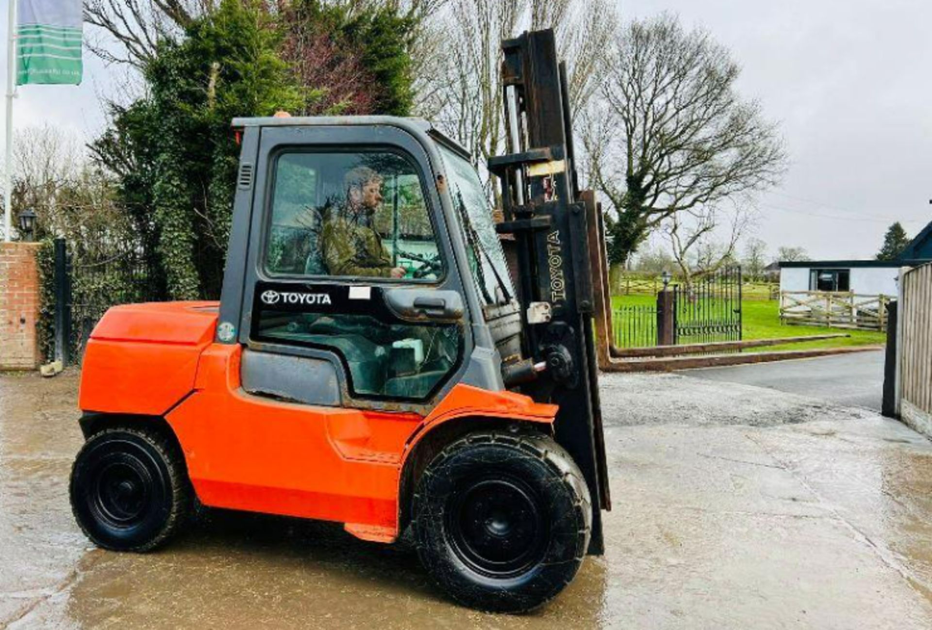 TOYOTA 02-7FD40 DIESEL FORKLIFT C/W FULLY GLAZED CABIN PALLET TINES - Image 9 of 15