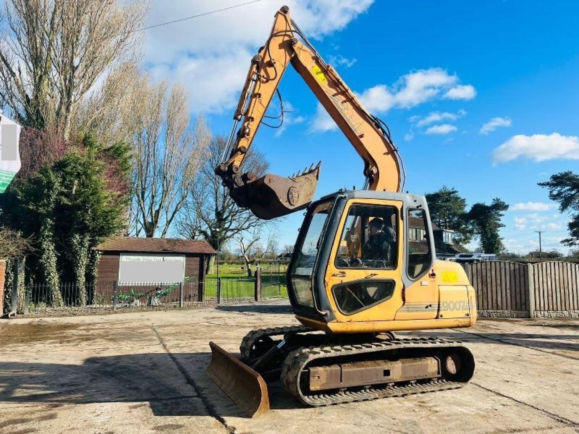 CASE 9007 TRACKED EXCAVATOR C/W RUBBER TRACKS AND QUICK HITCH