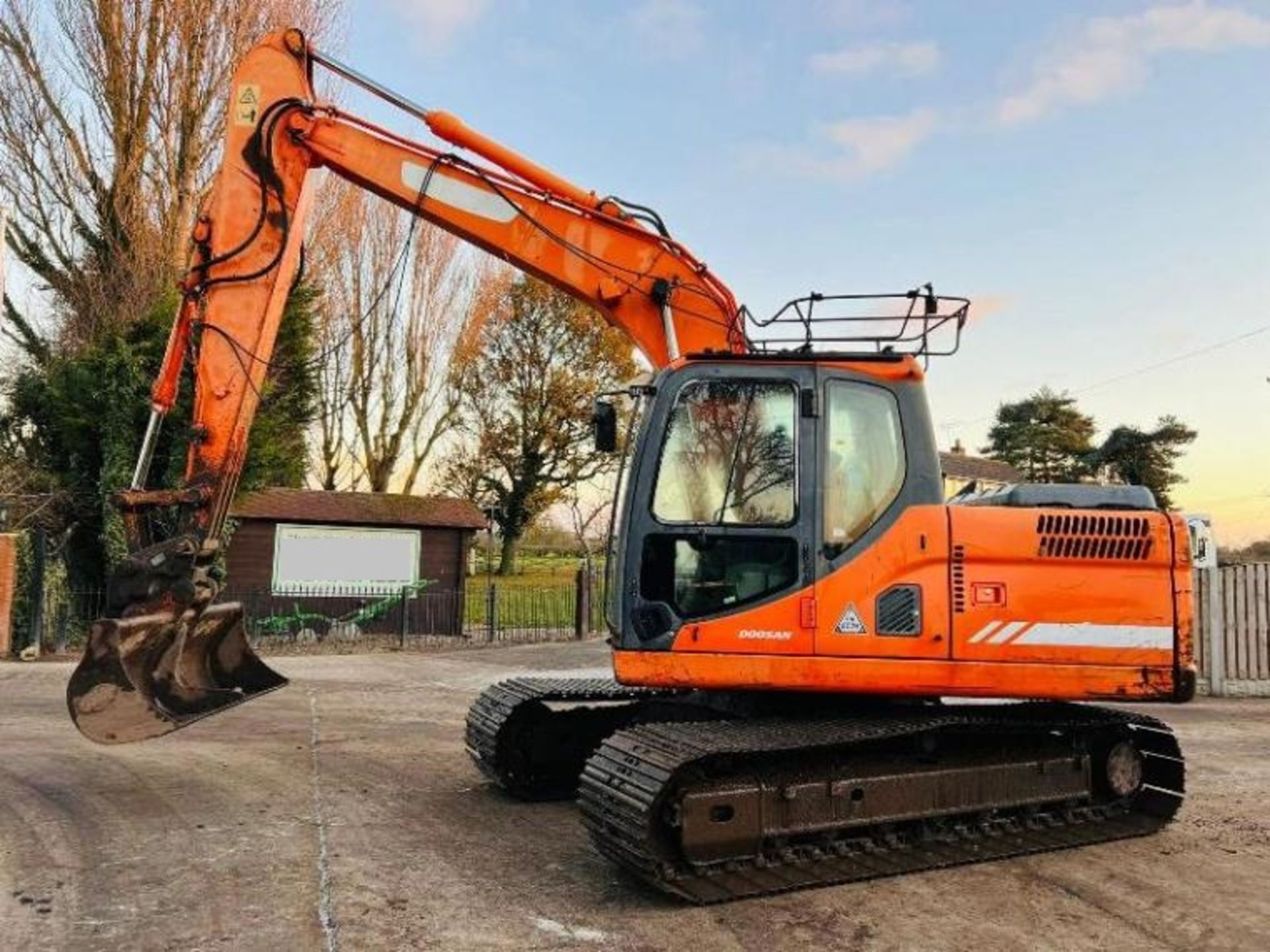 DOOSAN DX140LC TRACKED EXCAVATOR * YEAR 2011 , ONLY 6485 HOURS - Image 2 of 14
